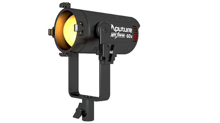 Fotografie eines Studioblitze mit schwarzem Gehäuse und Markierung 'Aputure'.