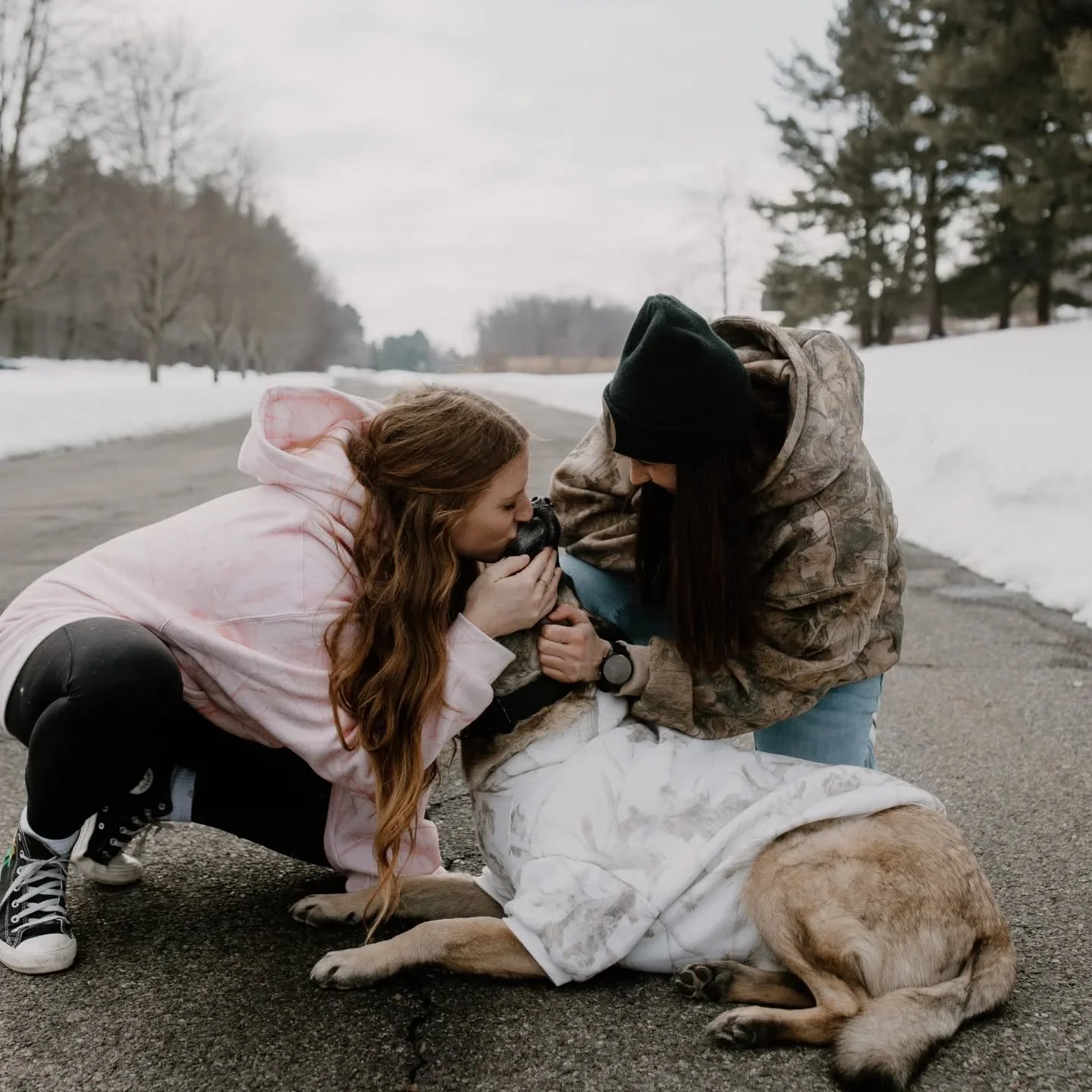 This snowball eating cutie stole my heart! 

So much fun running around, tossing snow balls and making snow angels with this group! Just in time before it all melts 🤞🏻I'm kinda sorta looking forward to warmer weather. 

.
.
#westchesterphotographer