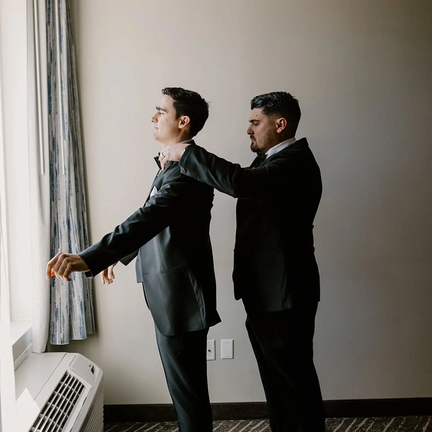 I love walking into the grooms suite on wedding day! You never know the vibes you are going to get , typically top tier just like the ones I got this day 

Second shot for : @giannavphotographyllc 

.

#hudsonvalleyengagementphotographer #hudsonvalle