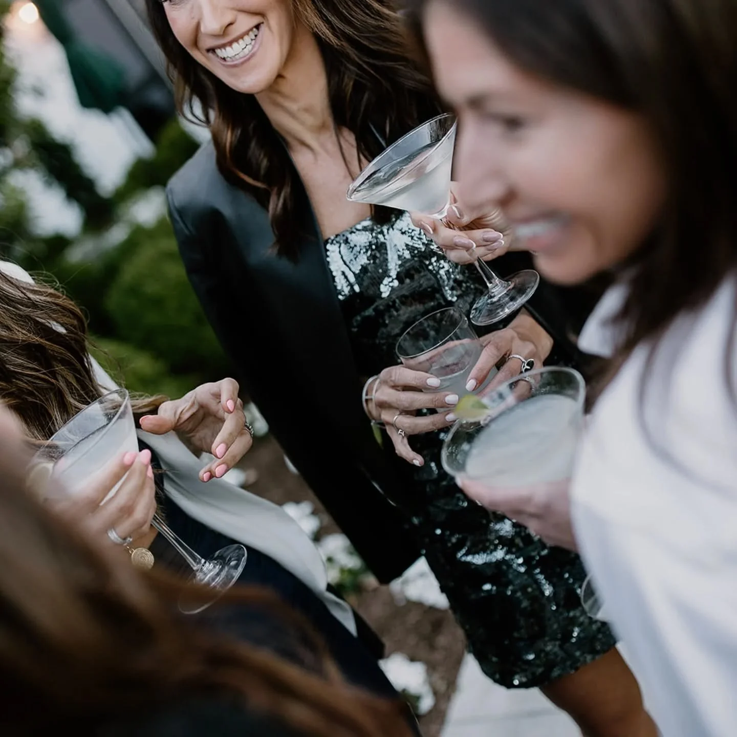 We love a good cocktail hour 🍸✨

.
.
@thekittlehouseinn 
@dearparisny 
.
.
#nyweddingphotographer #crabtreekittlehouse #weddingphotographer #eastcoastelopementphotographer #eastcoastwedding