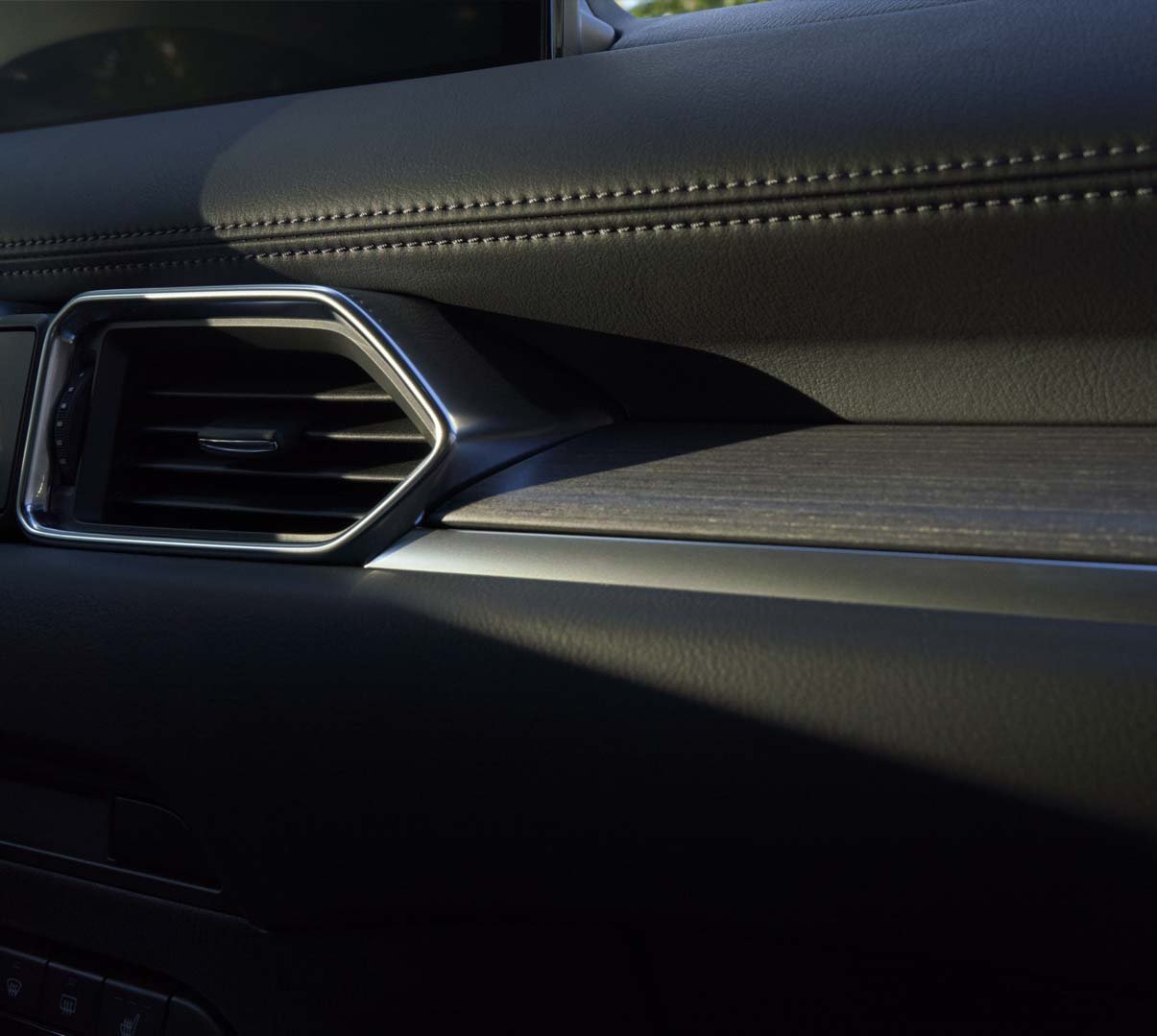 MAZDA CX5 - LÖNEAS FLUIDAS EN EL INTERIOR.jpg