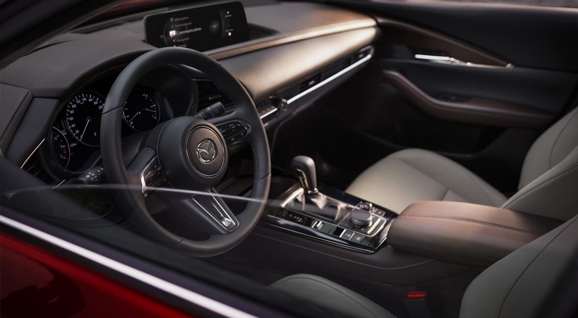 MAZDA CX30 - DETALLE VENTANA Y TABLERO.jpg