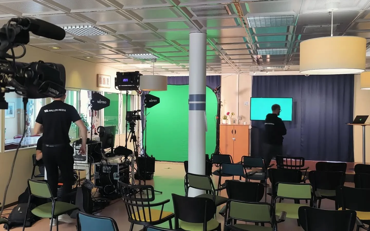 Idag s&auml;nder vi "&Auml;ldredagen" direkt fr&aring;n Dammfrig&aring;rden. Henrik Widegren upptr&auml;der. Vi undertextar och teckenspr&aring;ktolkar simultant.