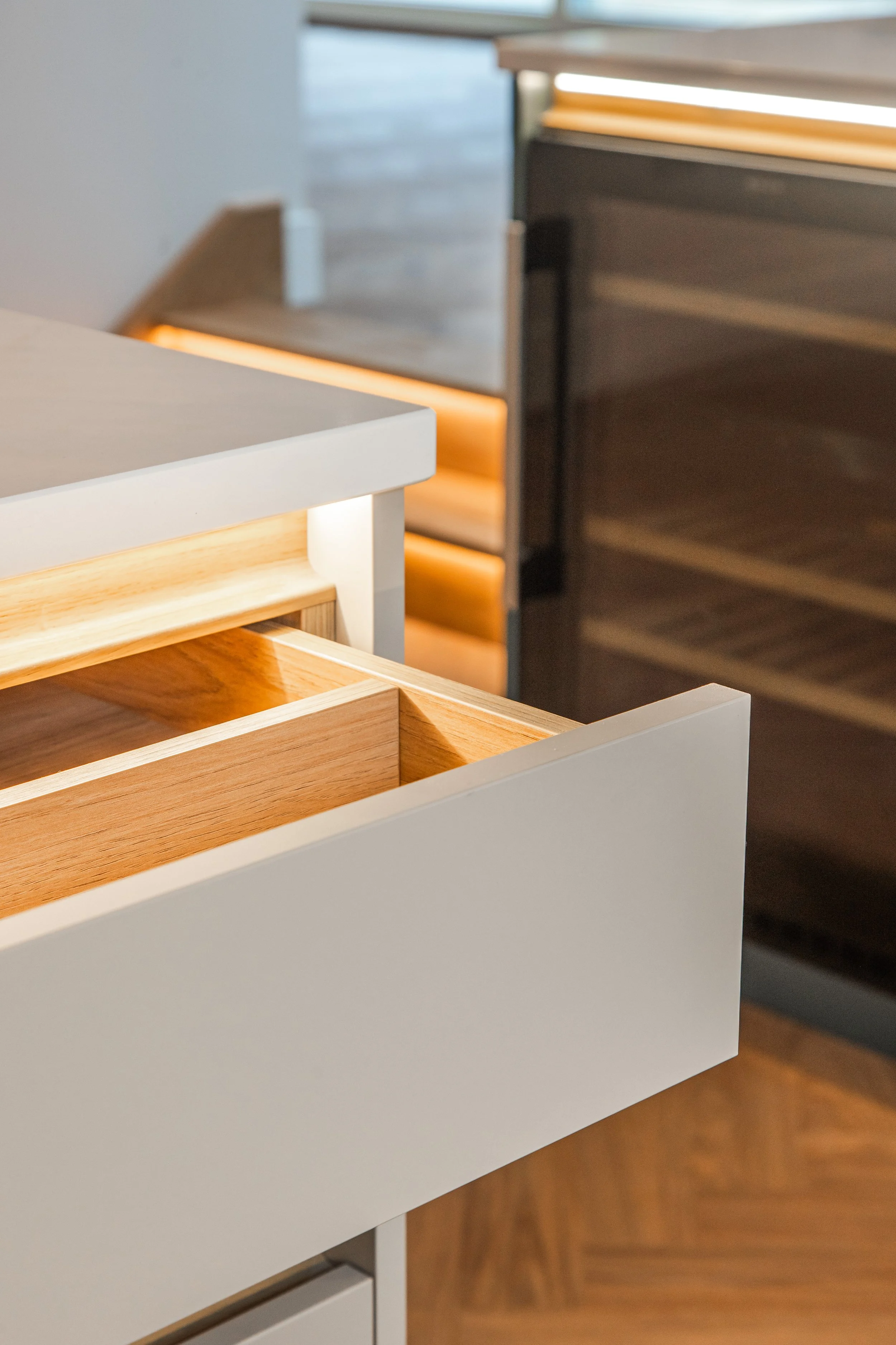 Detailed edge of the Masterclass kitchen drawer with NEFF wine fridge in the background.