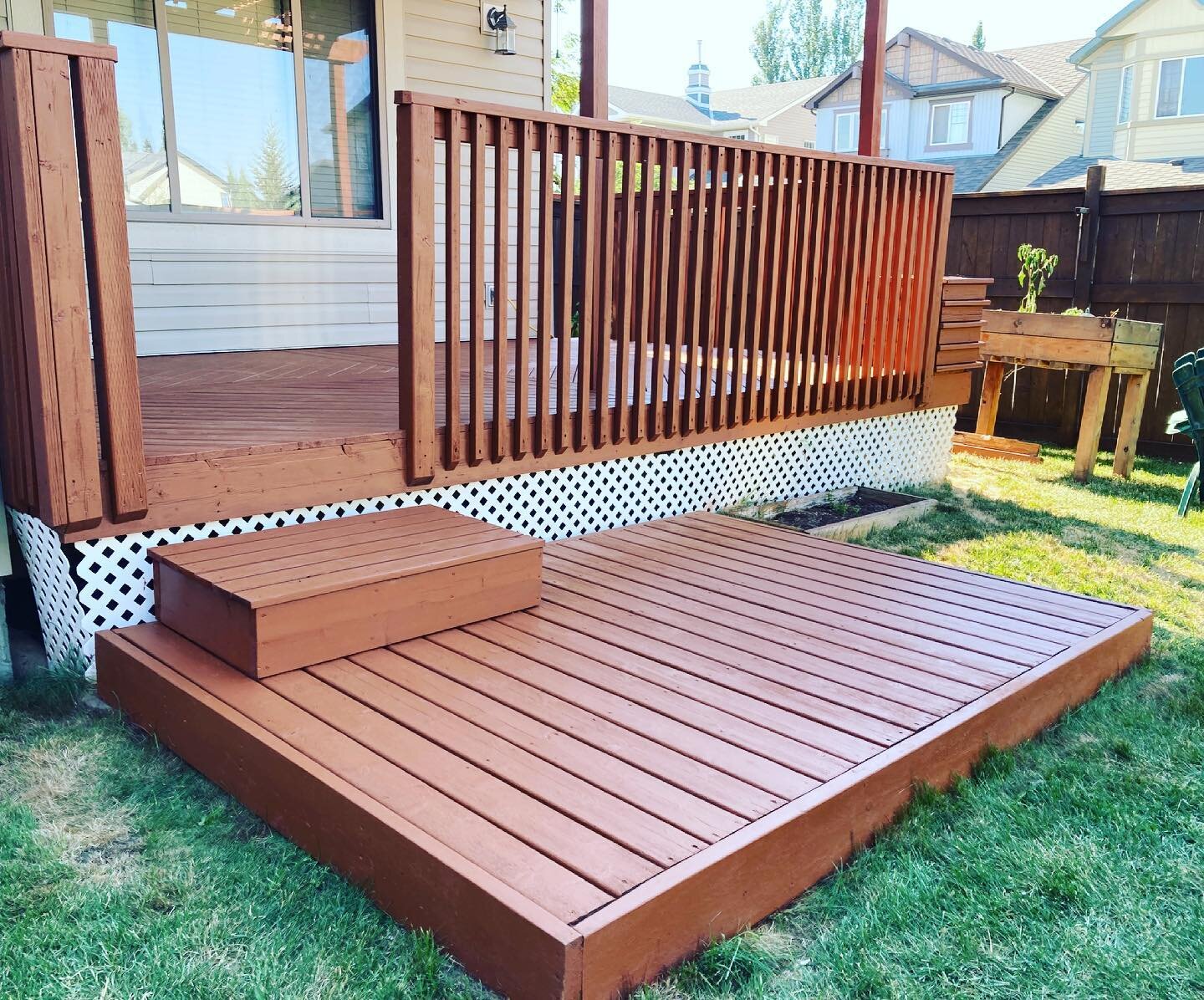 Transformation Tuesday! 

Here&rsquo;s a lovely little deck and not so little) and not so little fence restoration in #auburnbayyyc 

We&rsquo;ve thankfully caught up on projects we had to reschedule due to all the rain ☔️ Calgary had in June, but th