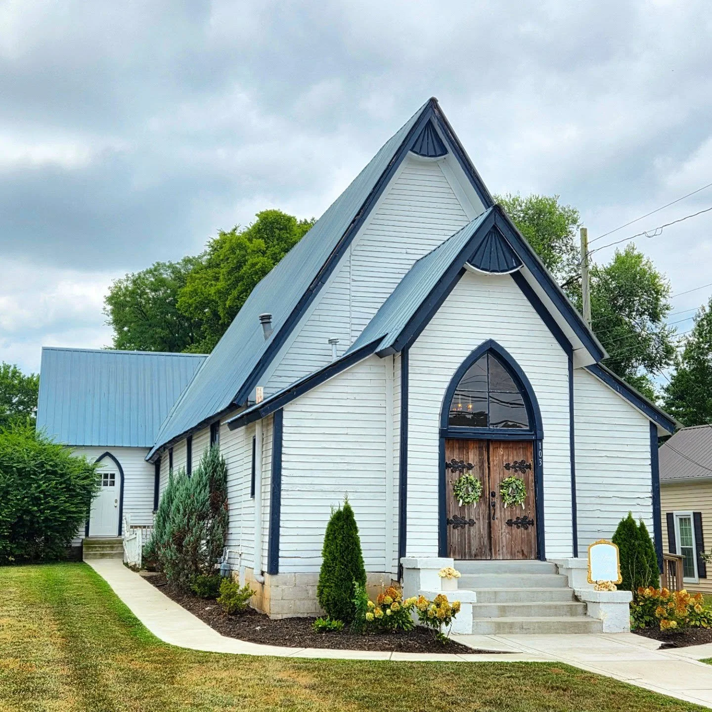 ✨Cue the butterflies and happy tears &mdash; this little white chapel is where fairy tales come to life and &ldquo;I do&rsquo;s&rdquo; come with a happily ever after. 💒💫
 #HayLongChapel #WhimsyAndWeddings #LoveInTheDetails #ChapelCharm #EverAfterSt