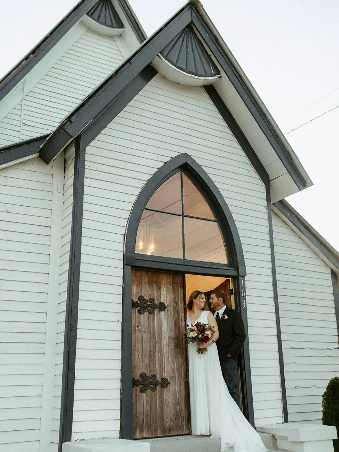Micro Monday✨️
💒: @haylongchapel 
💐: @alethamoore11
📸: @rosellaphoto
📝: Ward Wedding Co
⛪️: Local Pastor/officiant
.
.
We have different tier levels and add-ons. We can totally customize you a package that fits your needs. We can seat up to 100 a