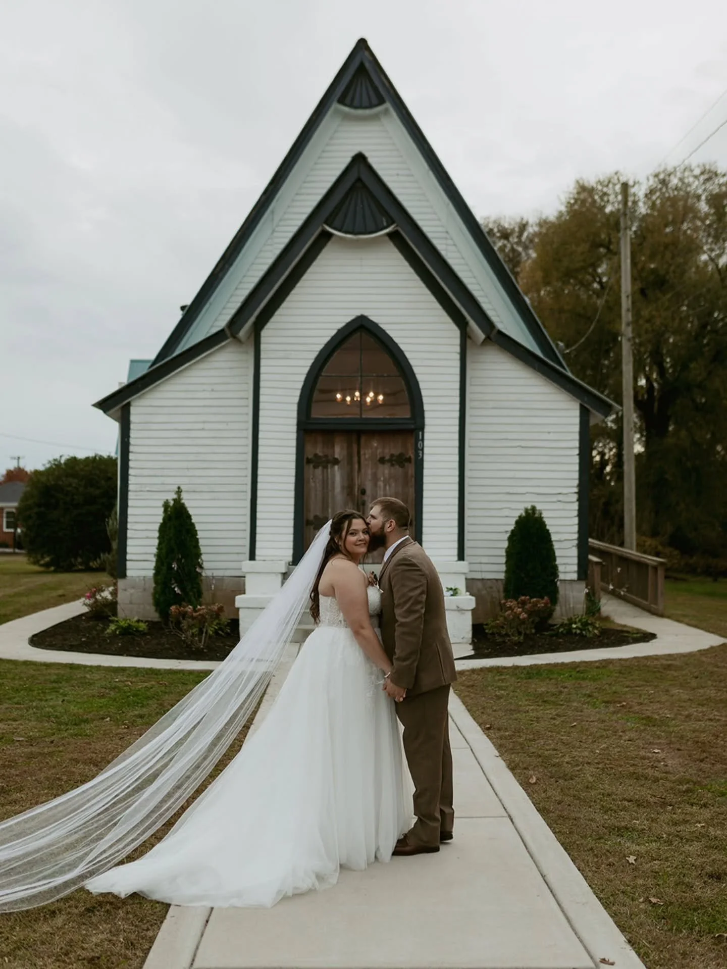 When the veil needs a moment✨️
.
.
📷: @rosellaphoto