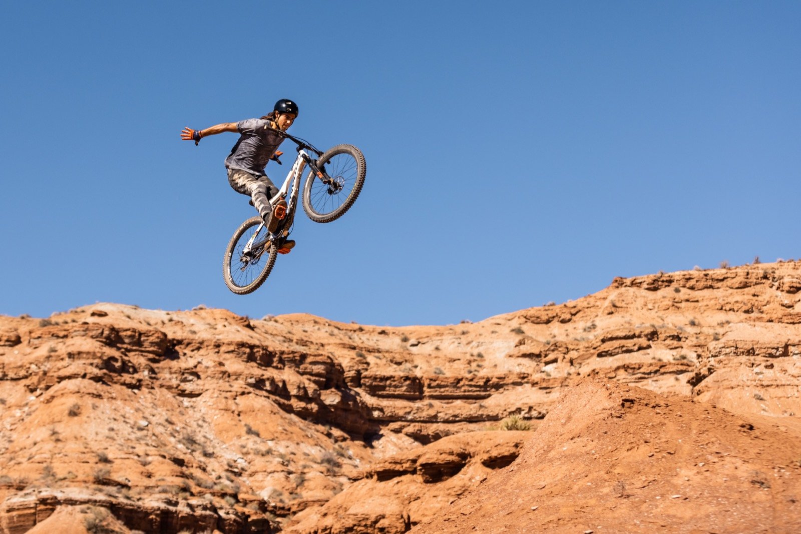 emily-sierra-photography-action-desert-freeride-mountain-bike-virgin-utah-4.jpg