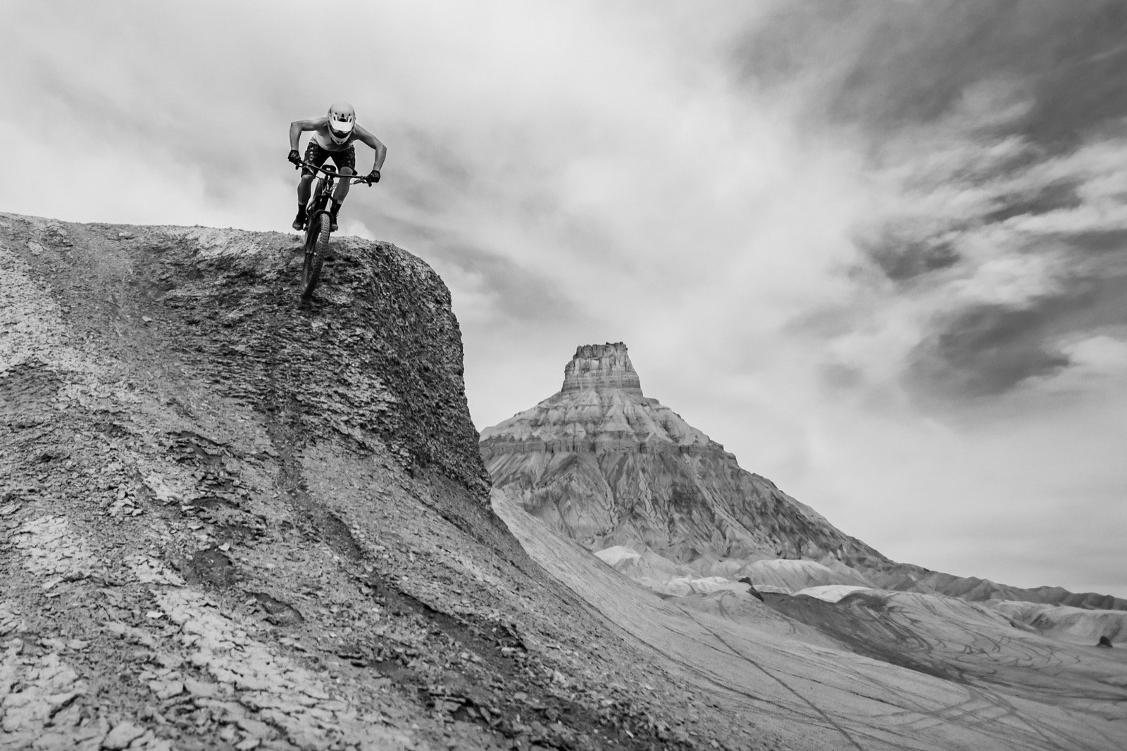 emily-sierra-photography-action-desert-freeride-mountain-bike-hanksville-utah-alex-showerman-2.jpg