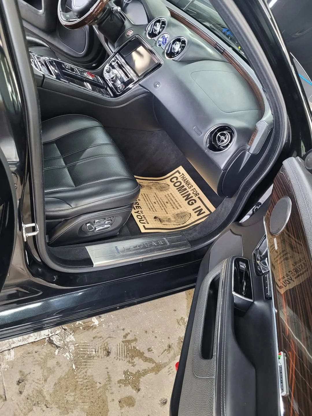 25interior.jpg