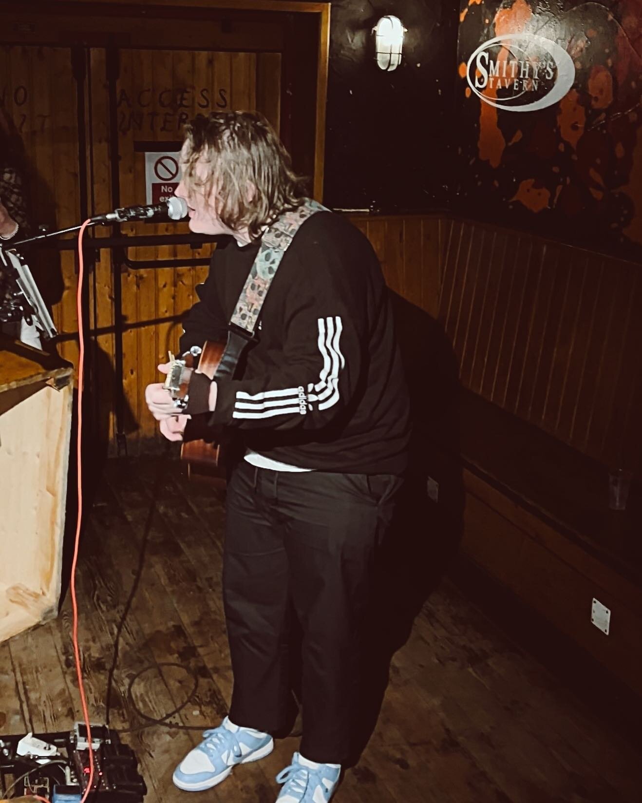 This one time, in Smithy&rsquo;s, Lewis Capaldi gave a surprise performance 🎤 #lesdeuxalpes #les2alpes #lewiscapaldi