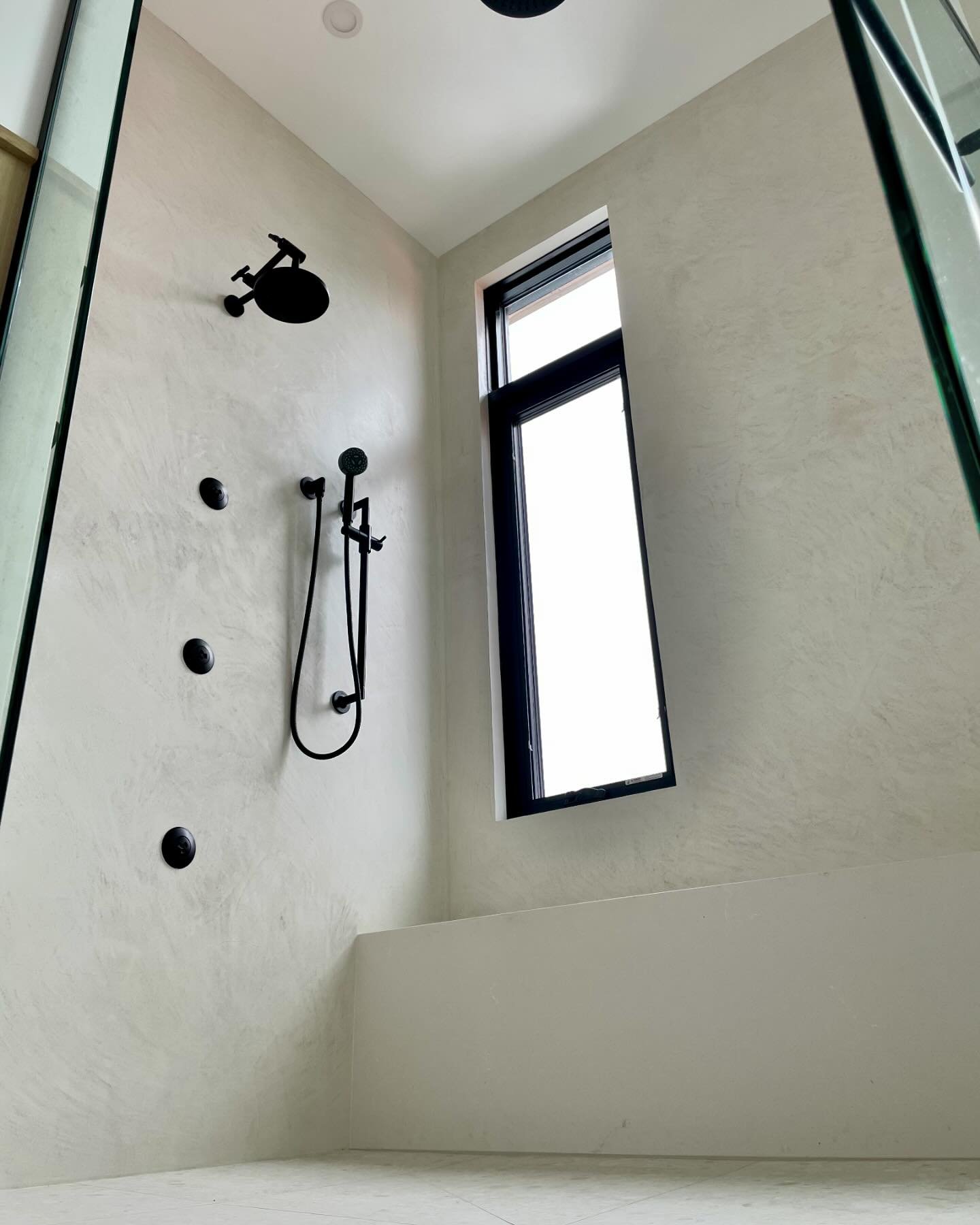 Basking in the serene charm of this Tadelakt shower &ndash; where nature&rsquo;s touch meets timeless elegance. 🌿✨

@dluxdesignandco 
#lime #plaster #limepaster #earthaus @earthaus.plaster #seamless #design #interior #bathroom #shower #custom #textu