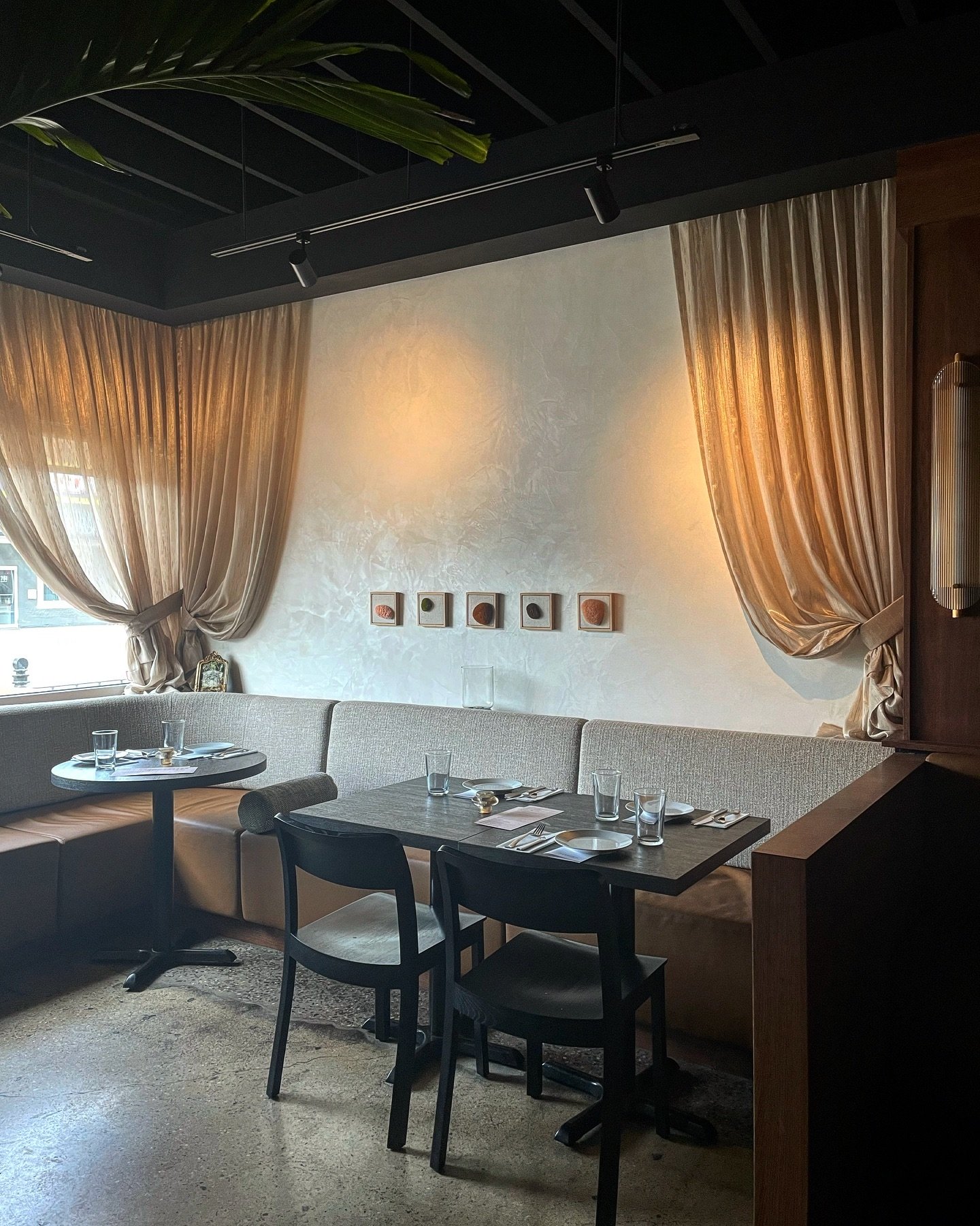 One of our favourite projects to date! @passerorestaurant 

@designshopwpg @trickettinteriors #plaster #venetianplaster #lime #marble #marmorino #stone #classic #traditional #craftsmanship #oldworld #artisan #silver #bespoke #custom #construction #re