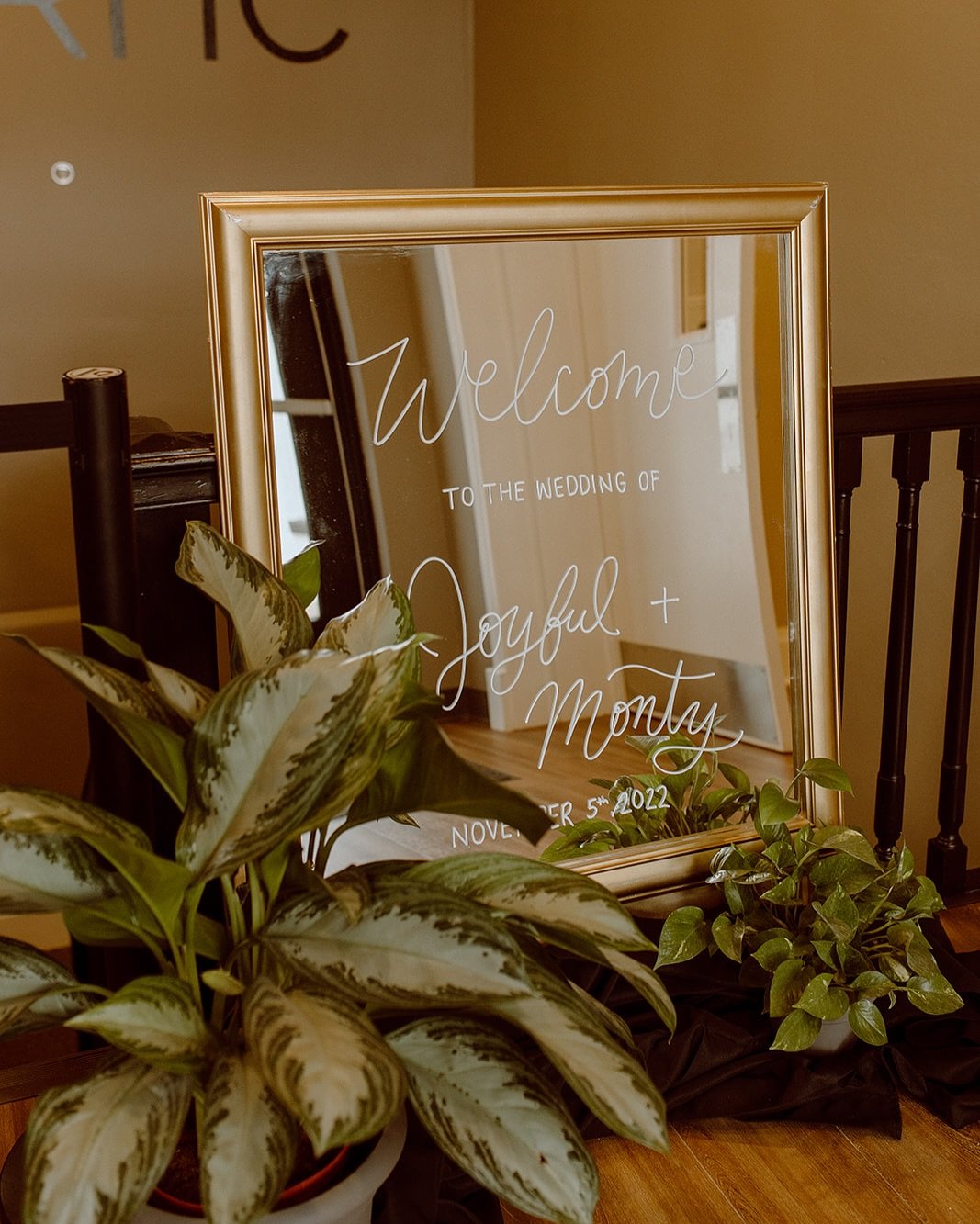 fun fact about this welcome sign: Joyful and I lived together back in 2022 and I found this mirror in the dumpster behind our apartment! I spray painted it gold with my sister and then wrote this welcome message for her &amp; monty&rsquo;s wedding 💃