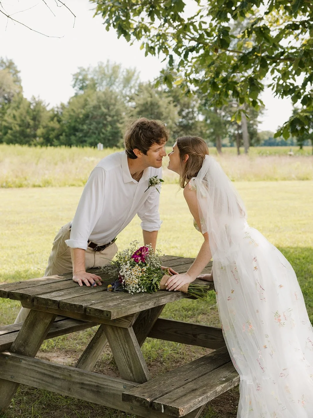 a hot July wedding, but you could never tell because of how hawt the couple was 🌸🙂&zwj;↕️ 

so thankful to @stagandarrowphoto for associate shooting my bestie&rsquo;s wedding! 😚

Couple:&nbsp;@victoriagbailey &amp; Willie
Photographer:&nbsp;@ellie