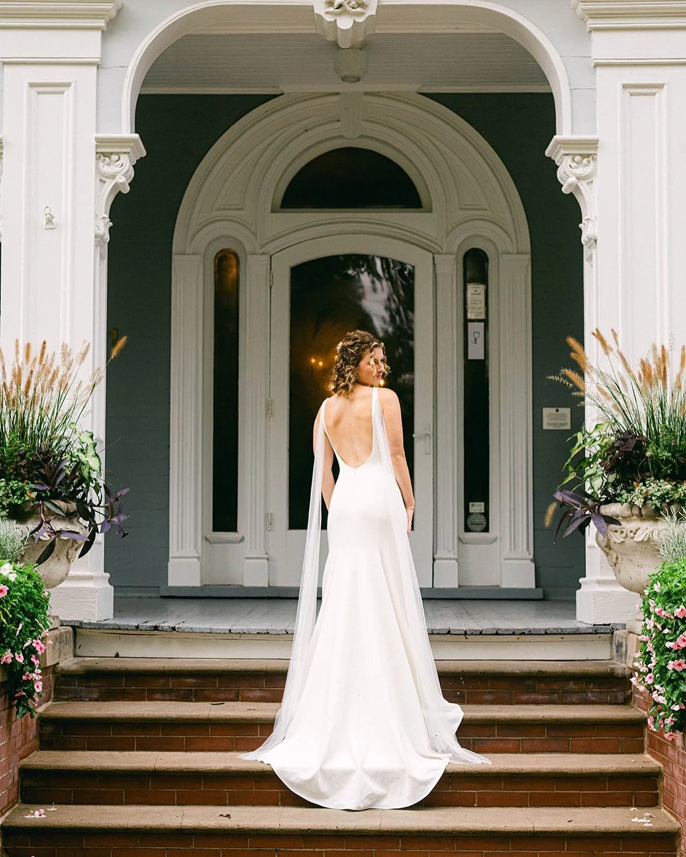 The Elmwood, a hidden gem in Washington, North Carolina is the perfect place for bridal portraits and getting ready with its eclectic interior design 💋

#heartofncweddings #marthastewartweddings #stylemepretty #overthemoon #ruffledblog #voguewedding