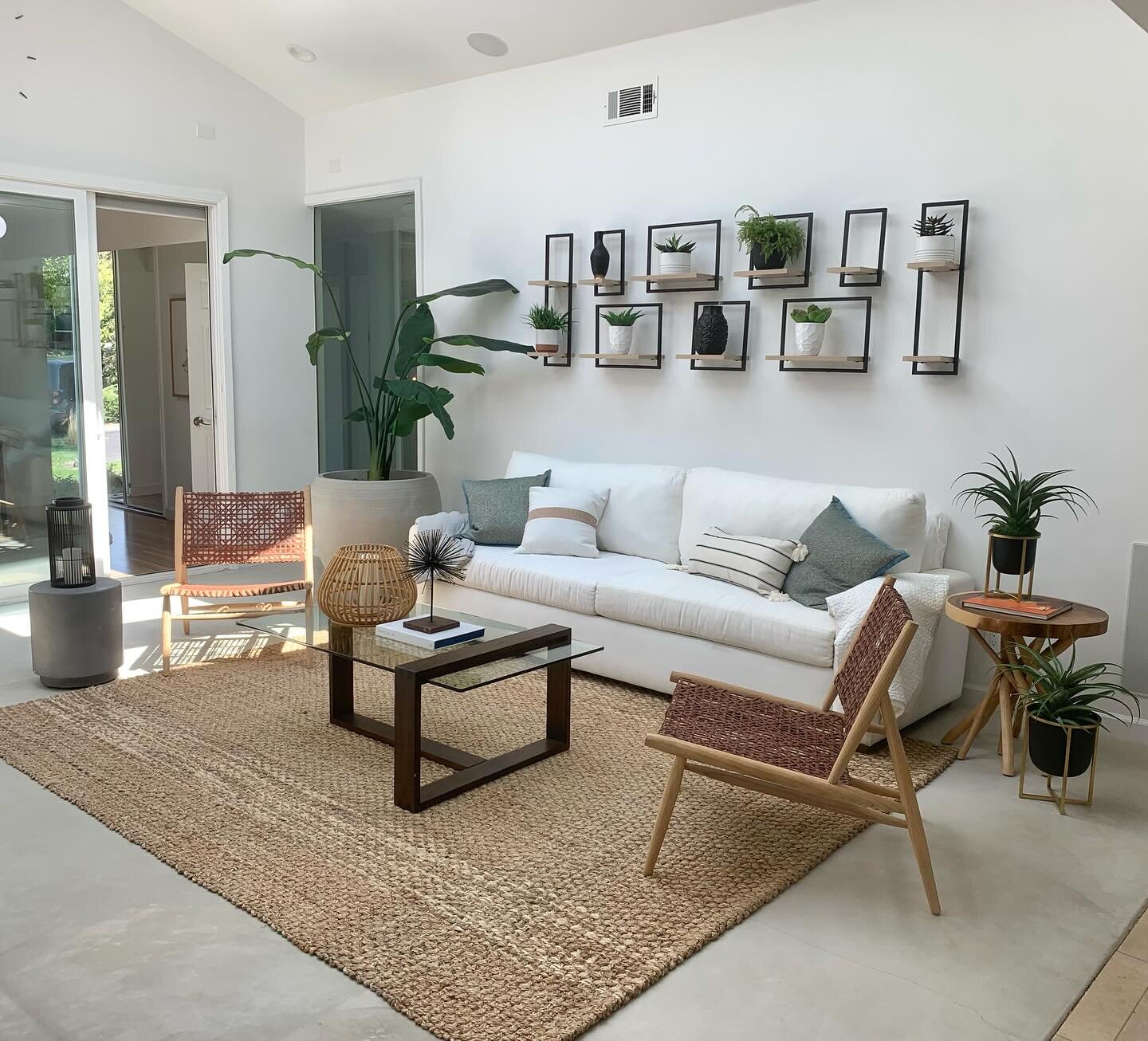 How do we really know if our staging makes a difference?

It&rsquo;s rare that the same home is not staged, then staged, in order to provide a clear, direct comparison.

But this lovely home in Walnut Creek last year (with gorgeous atrium sunroom) pr