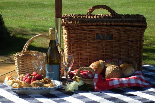 picnic_hamper_wine.jpg