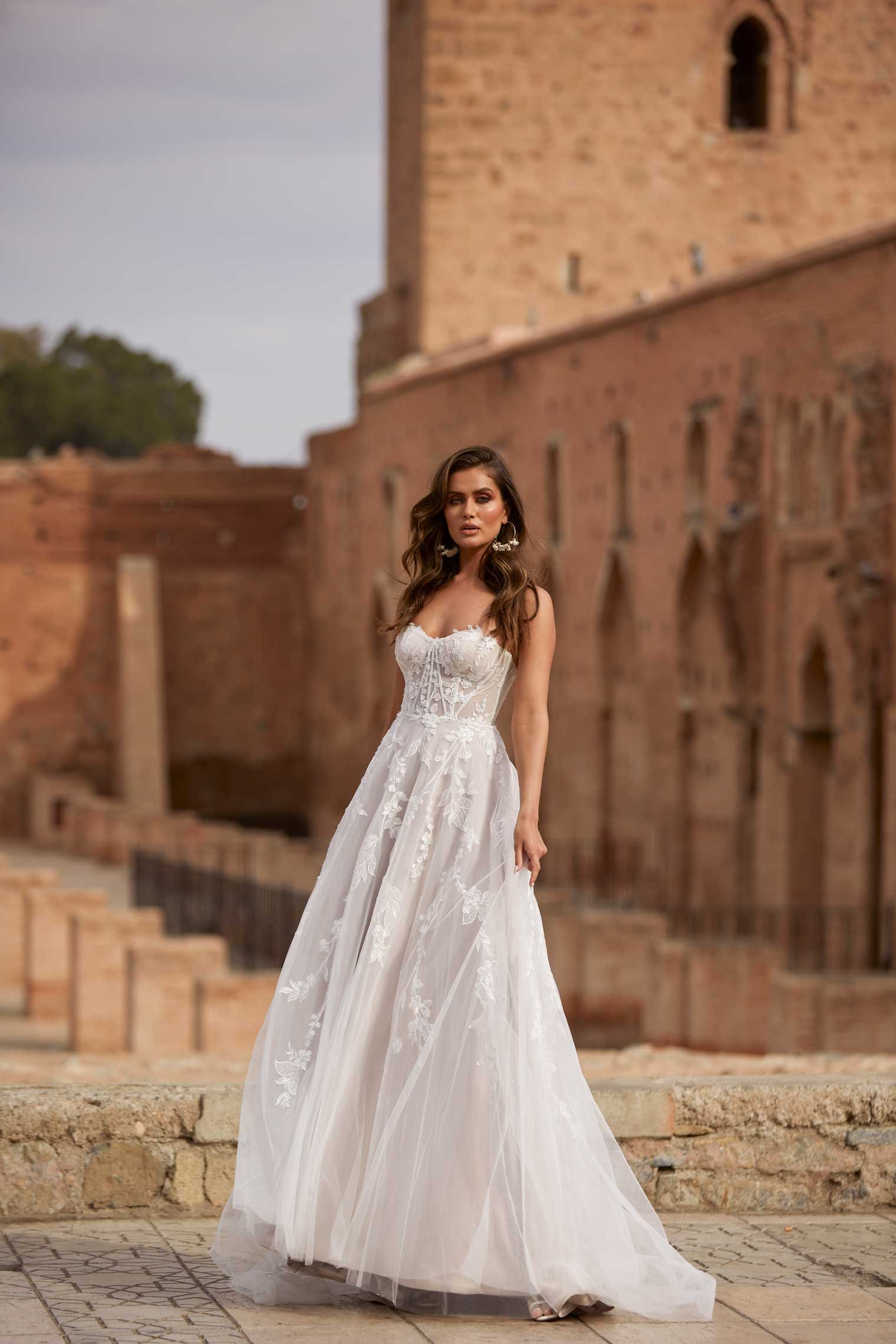 ADALYN-ML17366-STRAPLESS-SWEETHEART-NECKLINE-FULL-LENGTH-LACE-AND-TULLE-GOWN-WITH-ILLUSION-BODICE-AND-ZIP-CLOSURE-WEDDING-DRESS-MADI-LANE-BRIDAL3.jpeg