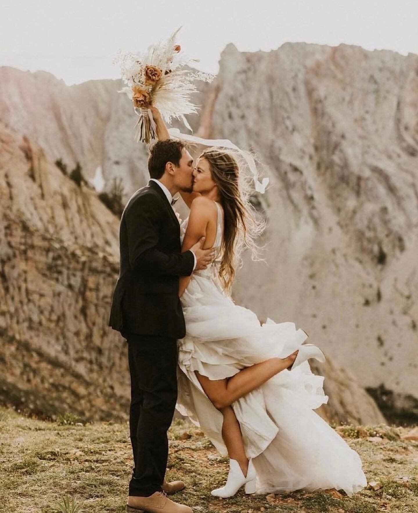 Congratulations to all you beauties who have tied the knot this summer!✨ We can&rsquo;t wait to see your photos - and please tag us, we love seeing them!✨

Photography: @daniellelopezphoto
Dress: @willowbywatters via @aandbe_seattle
Florals: @rowanan