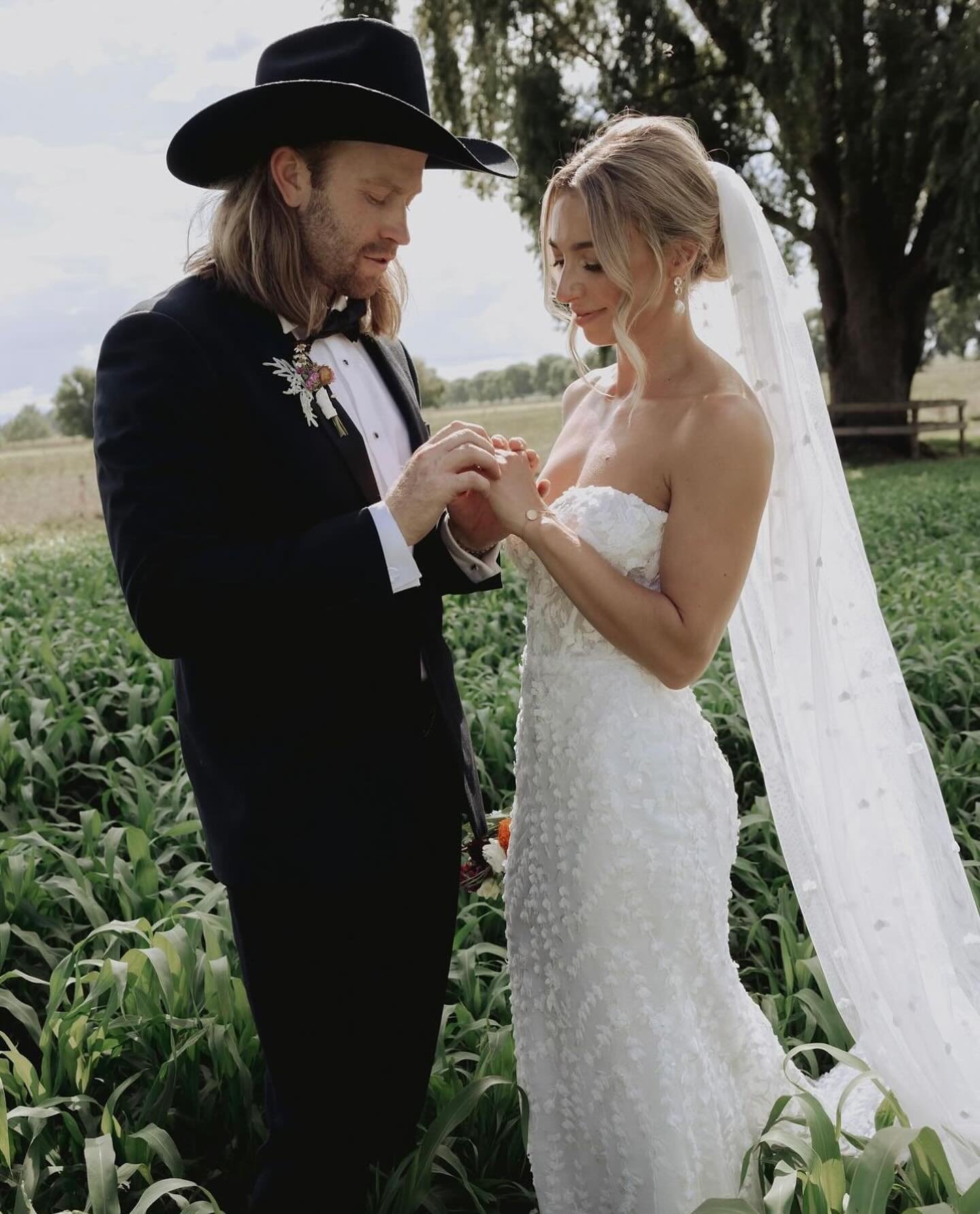 This wedding is a pinterest dream!✨
Swipe to see this beautiful bride in the Posie by @madewithlovebridal (and those bridesmaid dresses!)

Photography:@savannahwalkerweddings
Hair: @messybun_nz
MUA: @artistry.by.alice 
Bride: @rosanna.high
Wedding Dr