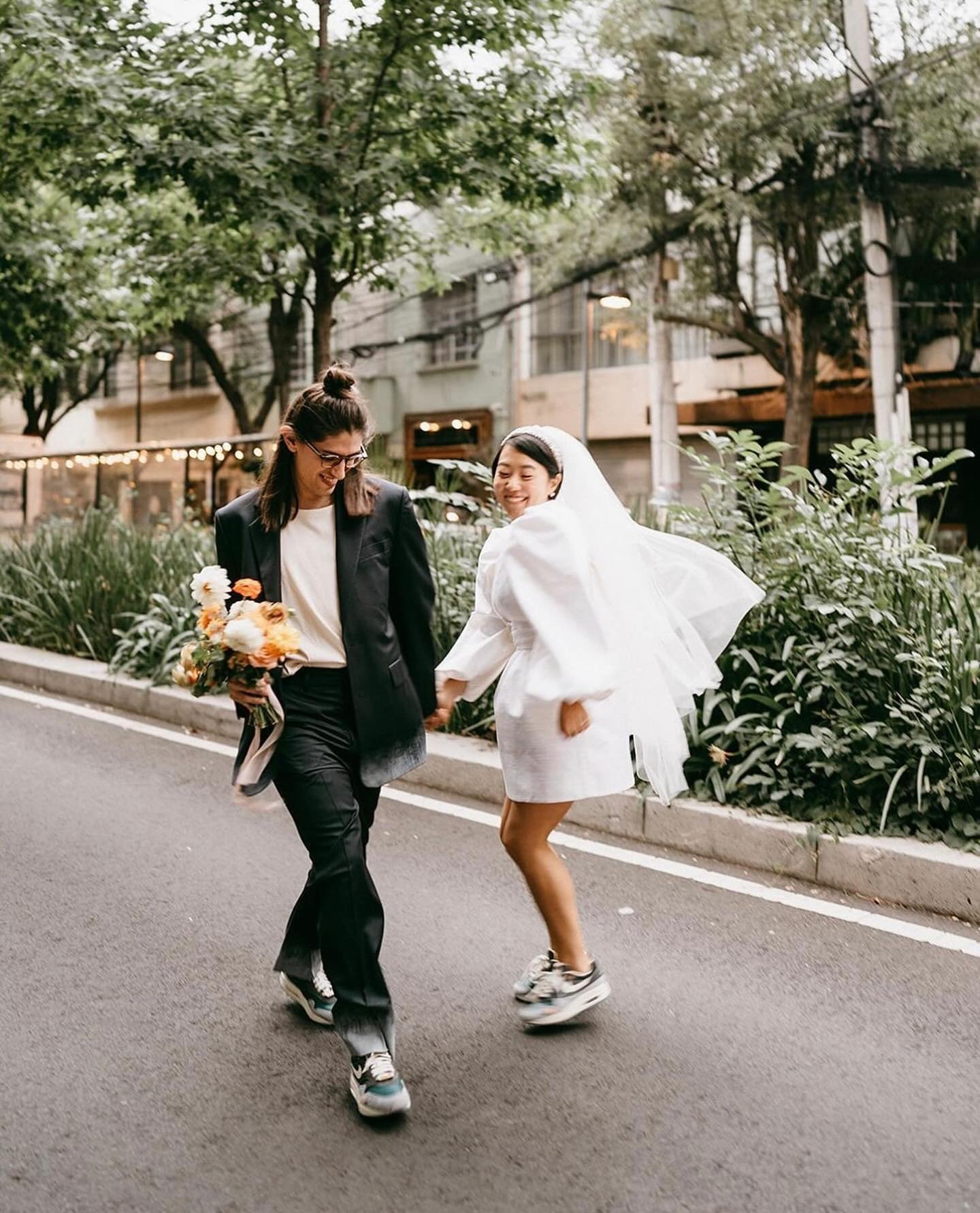 This is your sign to wear what you want on your wedding day.✨ We&rsquo;re obsessed with this beauty in the Meringue by @bywatters. How fun are these two?!

Photography: @thetimeswehave 
Venue: @sobremesa.mx
Floral design: @floweriize
Planning: @lum_e