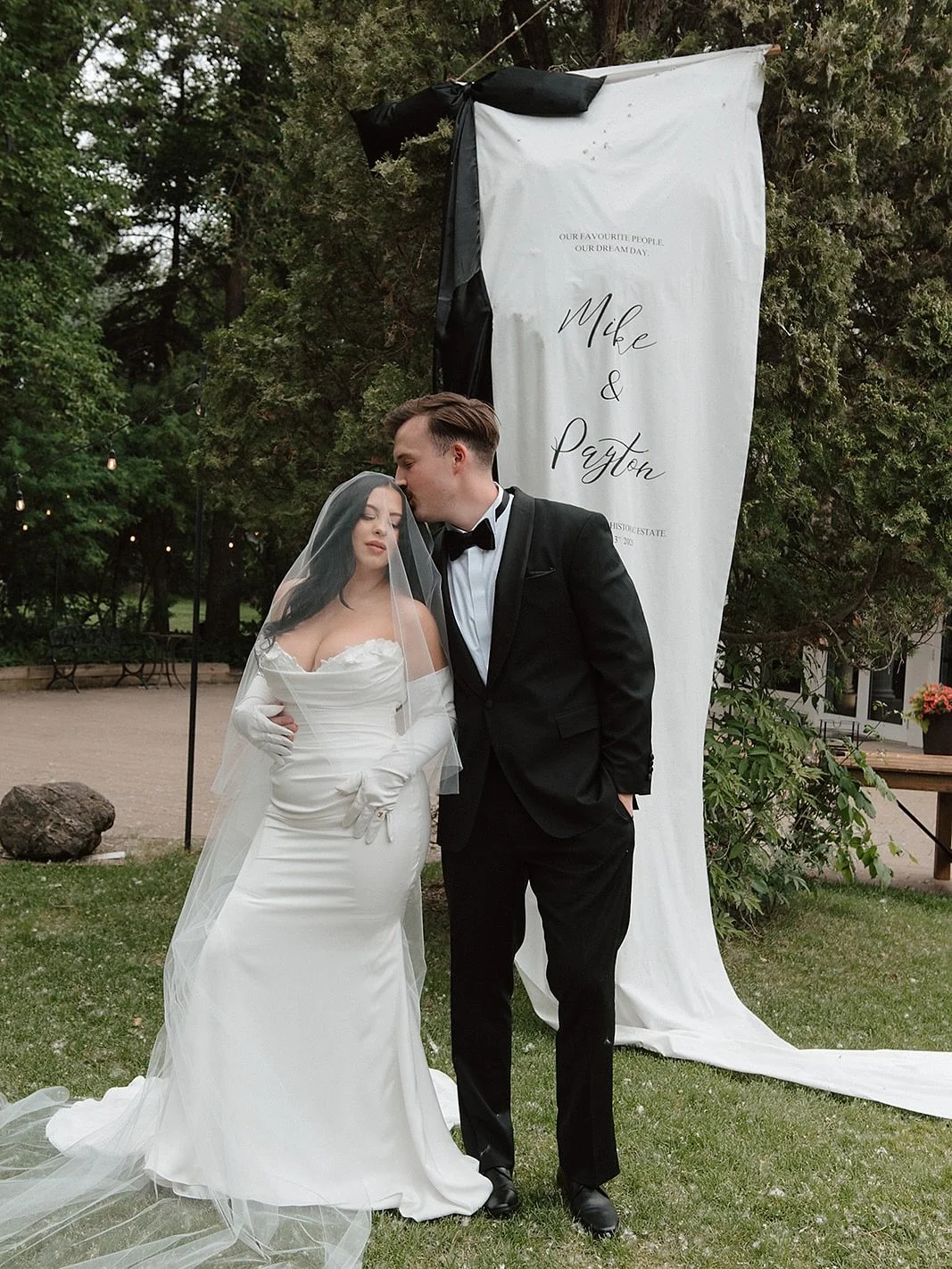 Our stunning bride @paytonnlang was EVERYTHING in the P5075 gown by @palomablancabridal!✨ And how pretty was her hair change?! We&rsquo;re obsessed!

Photography: @kearamariaphoto 
Venue: @thenorlandhistoricestate 
Hair: @hairby.melissap 
MUA: @model