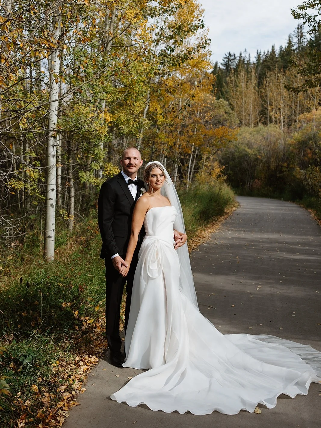 How gorgeous did our oh so lovely bride @lenamakk_ look in her @saintbridal gown?!✨ What a dreamy day!
photographer @mirandandersonphoto 
coordinator @somethingnew.yyc 
venue @cochraneranchehouse
catering @gtgcatering 
florals @littledaisyflorals 
d