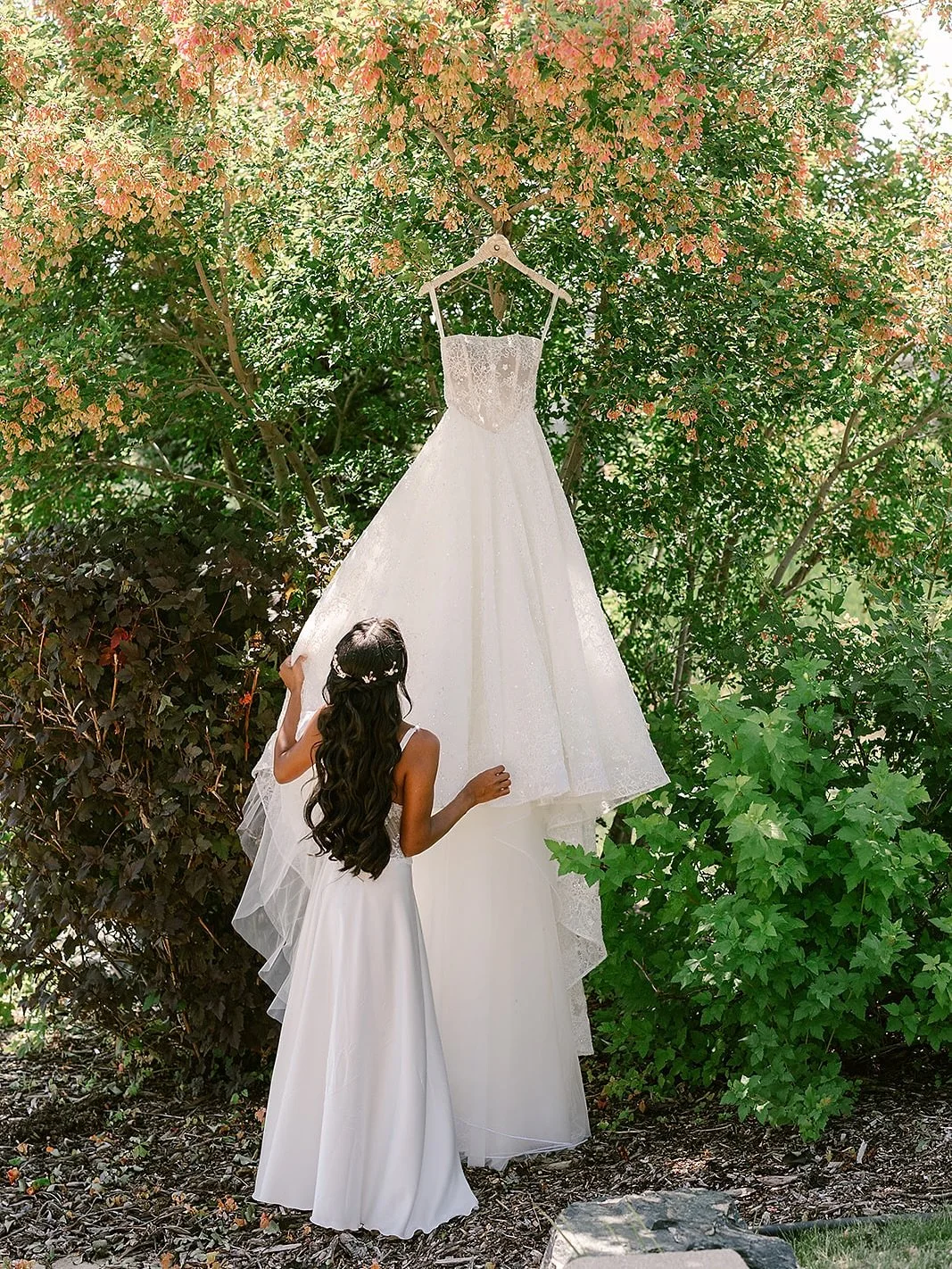 These dreamy dress photos from our gorgeous bride @dhasni96&rsquo;s big day deserved a moment of their own!✨ 

Photography: @caseynolinphotography
Wedding dress: @netadover_bridal via us✨

#laceweddingdress #colourfulwedding #dreamweddings #dreamwedd