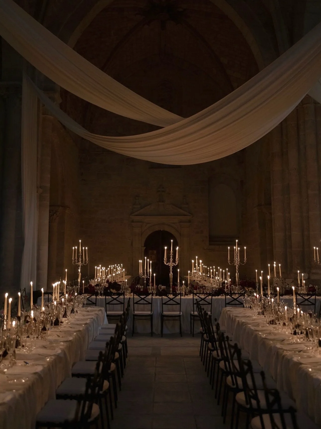 For all you beauties who love candles, here&rsquo;s some dreamy reception inspo!✨ How stunning is that?! Swipe to see the equally as stunning ceremony!

Planning and design @alicewilkes_design
Photography @diasdevinoyrosas
Bride stellabanderasgriffit