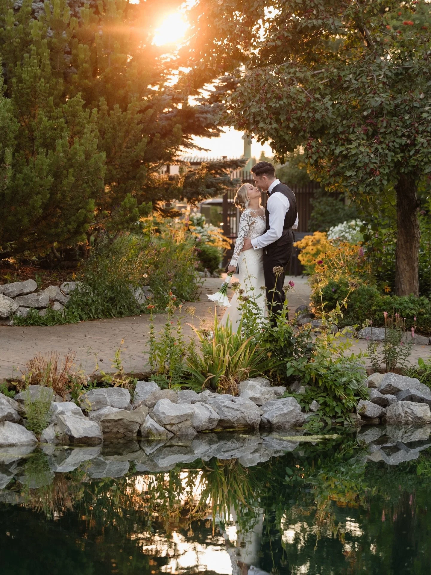 A long sleeve dream!✨Our stunning bride @_kiannashea was a vision in her @essenseofaustralia gown - and how incredible is that back?!

photography @forestandfernphoto @silverolive.photography
hair @jnoctemhairco @kenni.noctemhairco
makeup @calgarymak