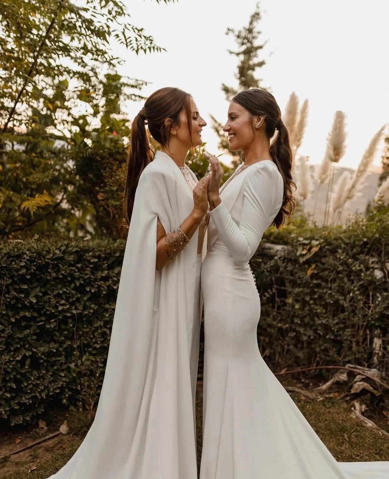 A moment for the Adrienne gown by @pronovias.✨ This stunning couple lives rent free in our heads!

Photography: @virveraphotography_weddings 
Couple: @merchedossantos @laurasanchesede
Wedding Dress: @pronovias

#couplegoals #coolbride #coolbrides #co