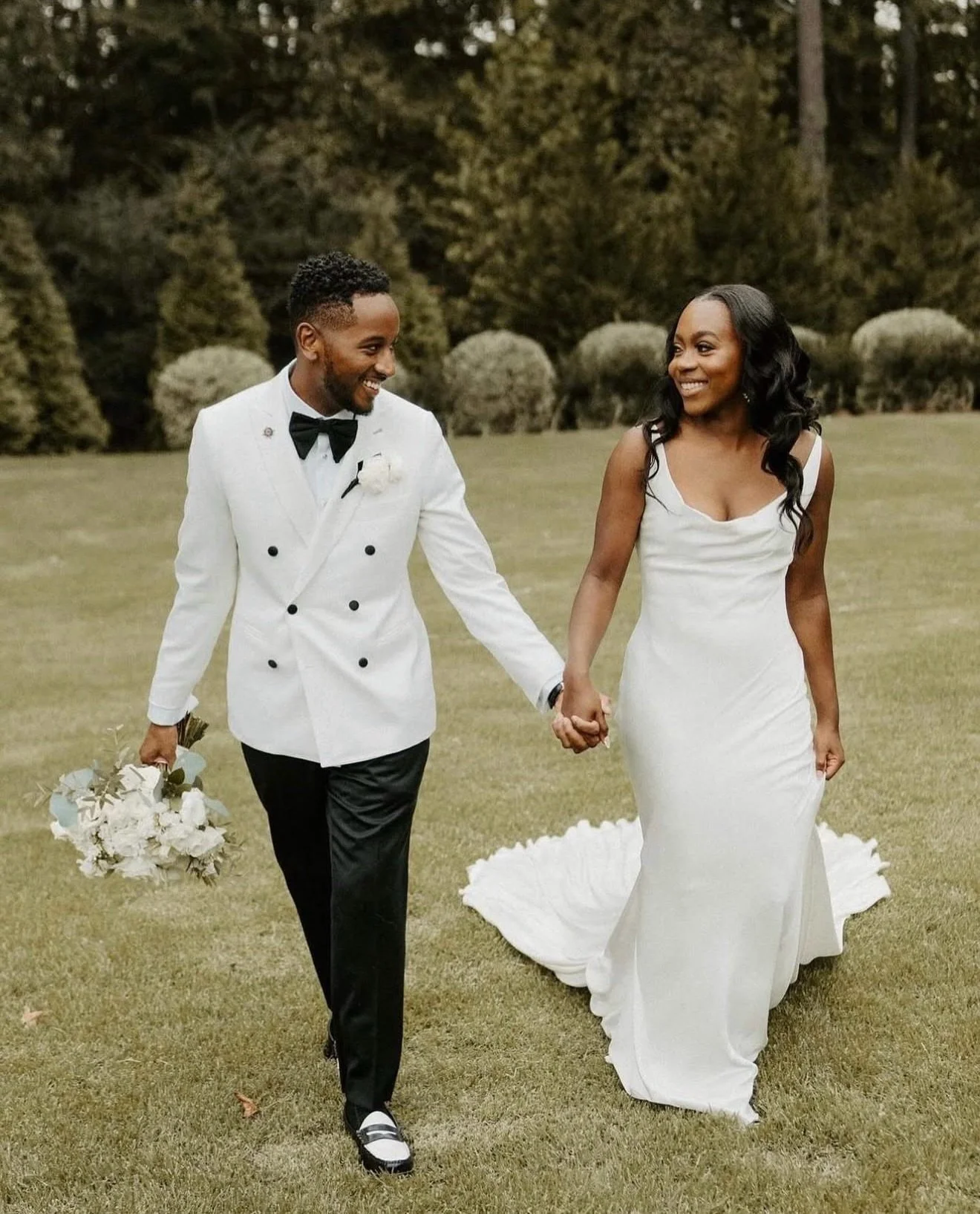 We will never get over this stunning couple.✨ This gorgeous bride looked so chic in the Ribelia gown by @pronovias!

Photography: @howardphotoandfilm
Bride: @ericaeverywheree

#silkweddingdress #chicbride #chicwedding #elegantweddingdress #pronoviasp
