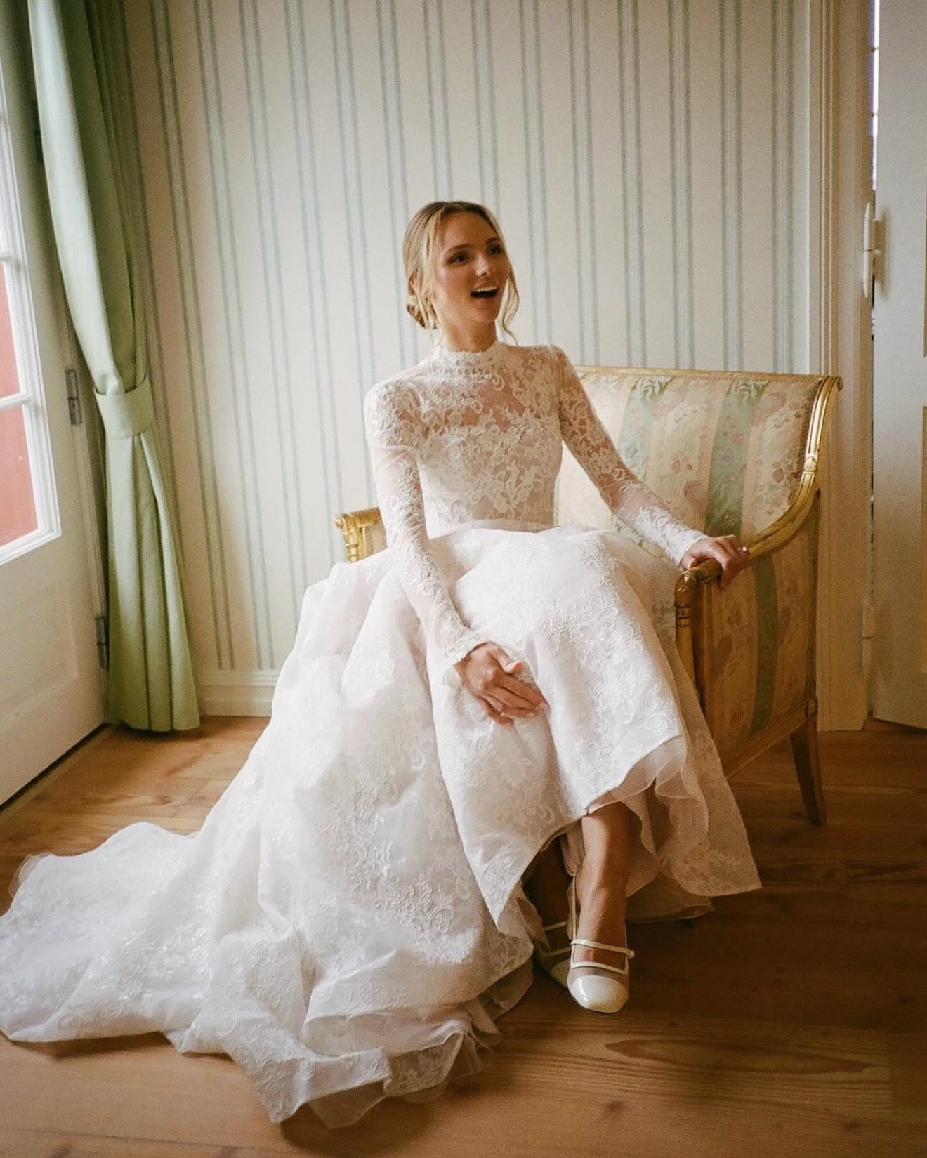 This gorgeous bride looked so timeless in the D4028 gown by @essenseofaustralia!✨ A lace dream!

Photographer: @laurakosphotography 
Bride: isabelmariegthje

#elegantweddingdress #timelessweddingdress #laceweddingdress #longsleeveweddingdress