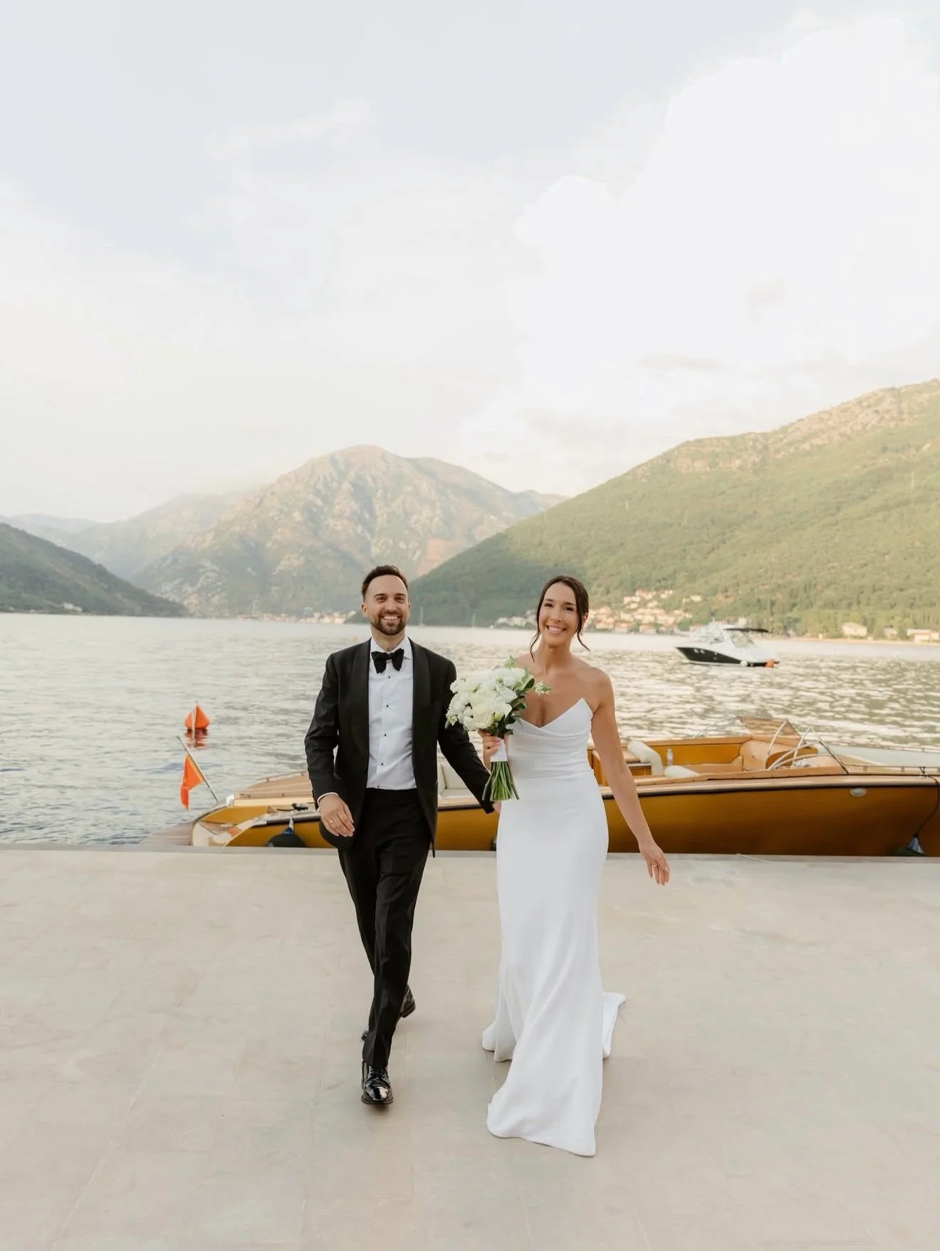 This incredible wedding is a Pinterest dream!✨ Boats and the dreamiest outdoor reception - not to mention this gorgeous bride looked incredible in the Bianca gown by @alyssakristin_official.

photo: @redzepovicweddings 
bride: @kristinamirceta recept