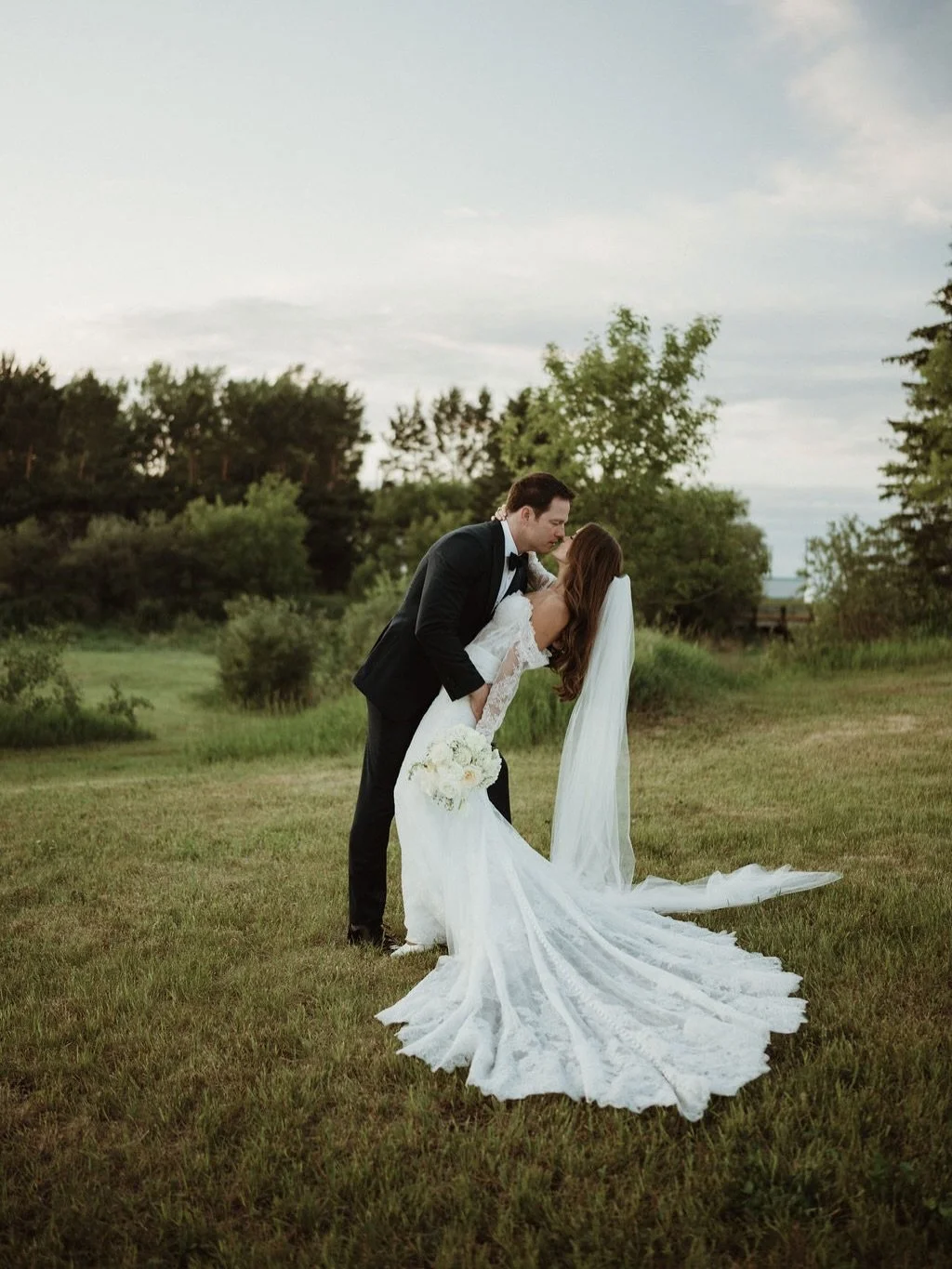 Our gorgeous bride @lieke_ee&rsquo;s dreamy wedding was a Pinterest dream!✨ Perfection in the 1752 gown by @martinalianabridal!

Photographer: @fleurdelivphotography
Planner: @daydreamevent.co
Videography: @visionary_weddings
Venue: @blackbarnvenue
R