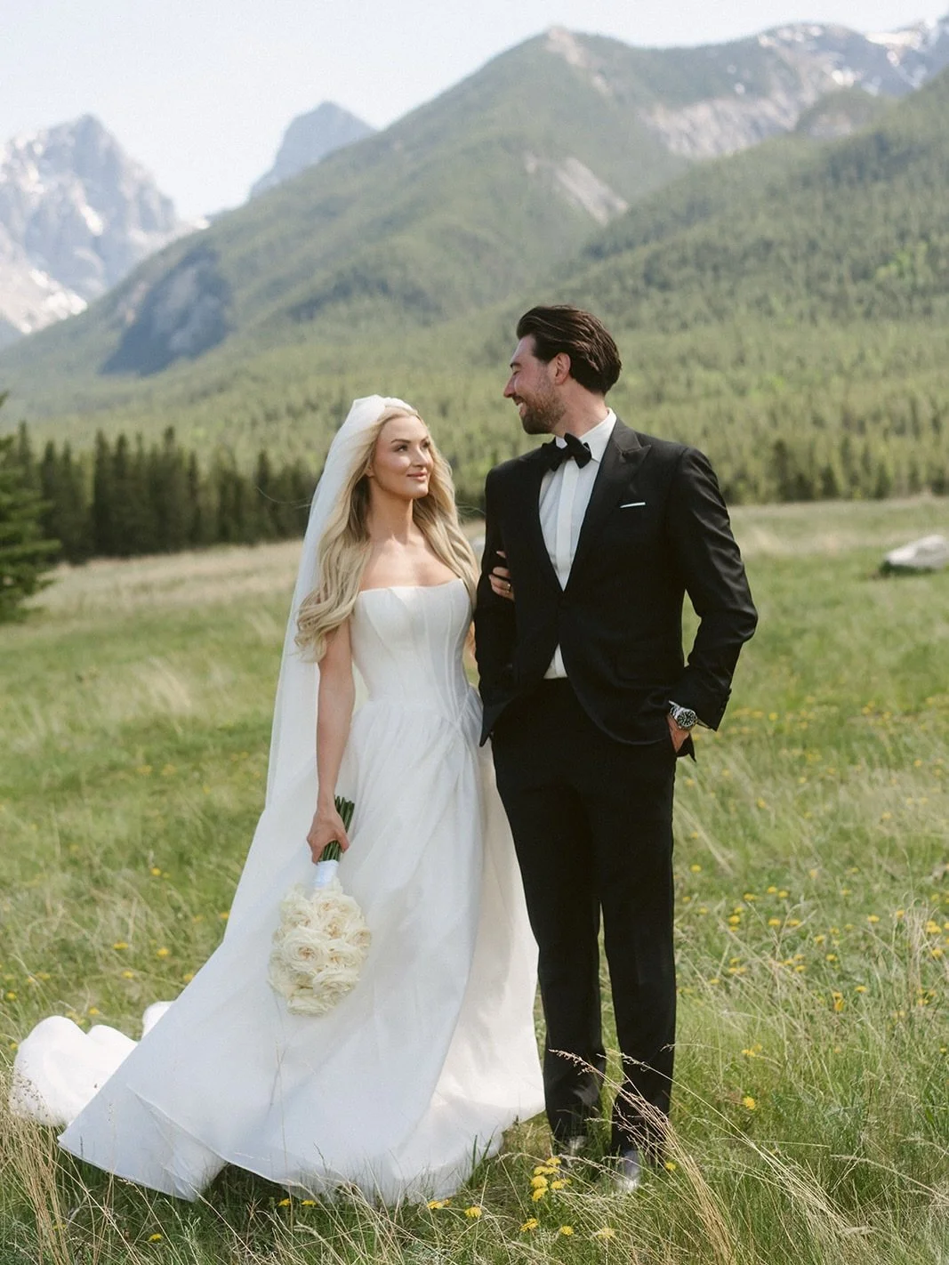 How stunning did our gorgeous bride @katemsalembier look in her @essenseofaustralia gown?!✨

Photography: @yourblack_and_white 
Hair: @abbeybrookee 
Wedding dress: @essenseofaustralia via us✨
Venue: @cornerstone.weddings 

#mountainwedding #canmorewe