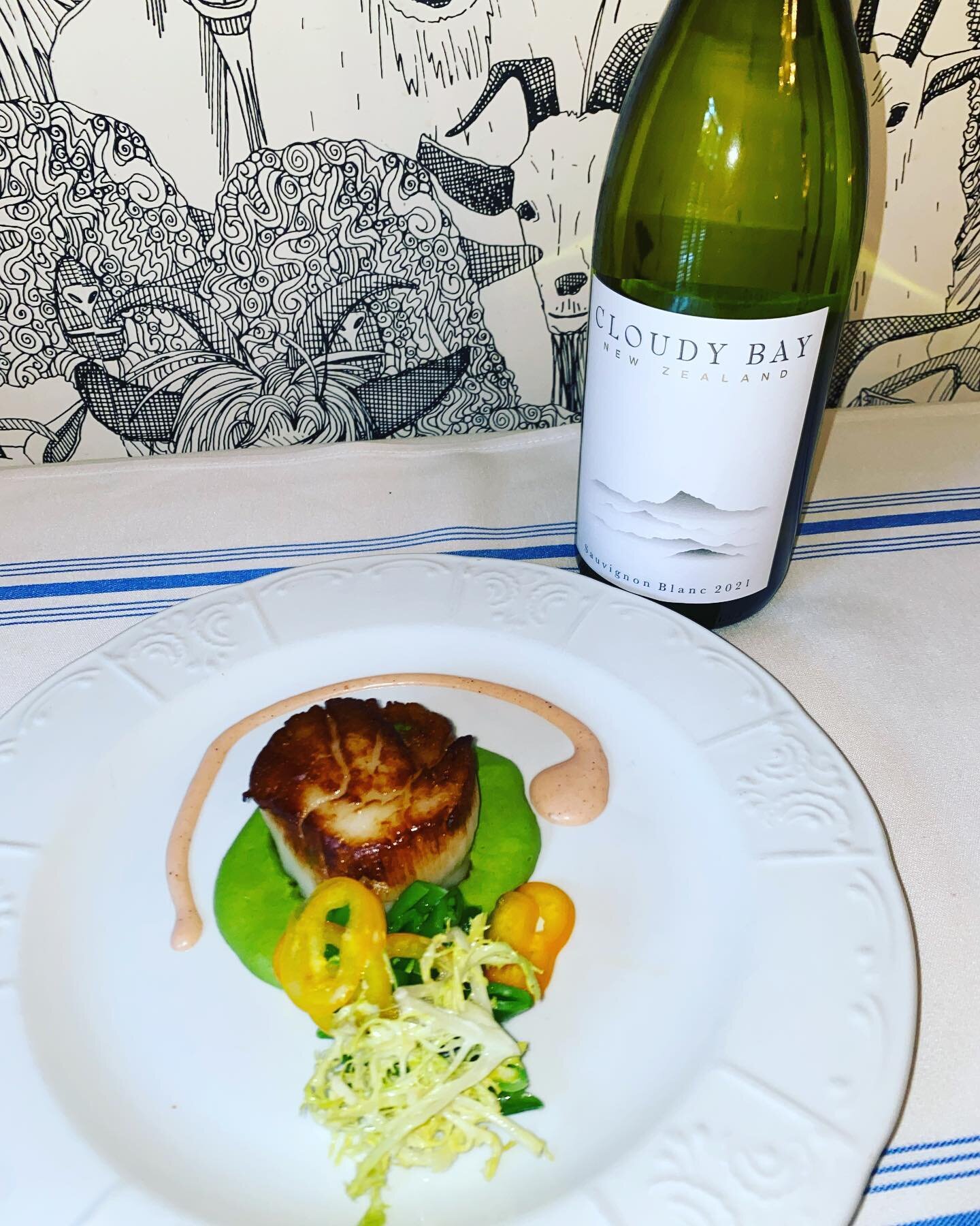 Second Course is Seared Scallop with sugar snap peas, pea puree and peach vinaigrette paired with Cloudy Bay Sauvignon Blanc, New Zealand, 2021 #thefrenchgoat #lewisburgwv #bonappalachia #simplygbv #bistrolife @moethennessy