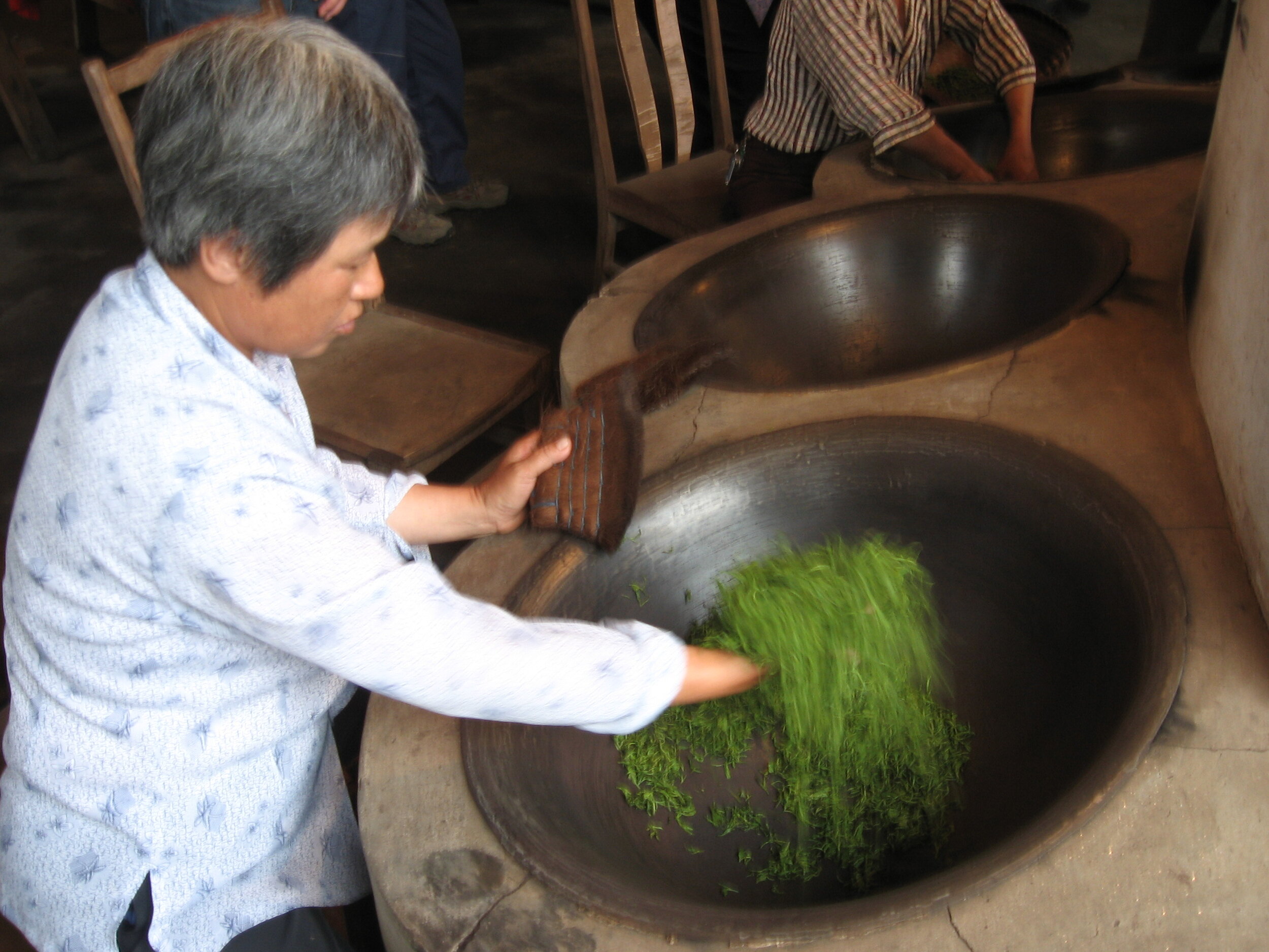 Taiwan_VerLeaf Teas Imported_VeriLeaf Eastrise 3 De-enzyiming by hand over wood fire 1.04.JPG