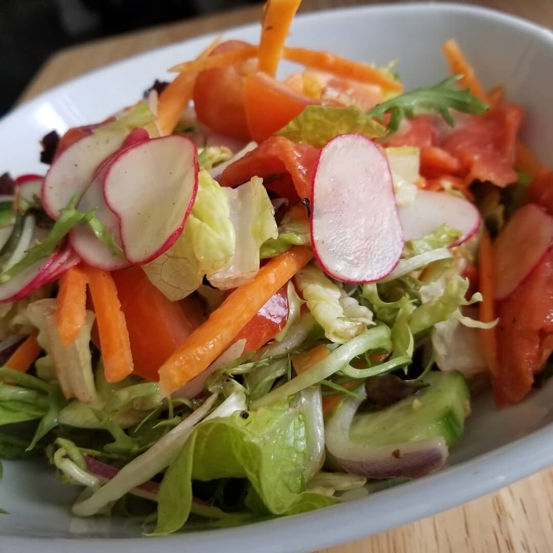 Smoked Salmon Green salad - smoked Sockeye salmon, romaine and butter lettuce blend, frisee, red onion, carrot sticks, cucumber slices, and thinly sliced radish. Tossed in a honey mustard dressing. #salad #lettuce #smokedsalmon #salmon #greensalad #c
