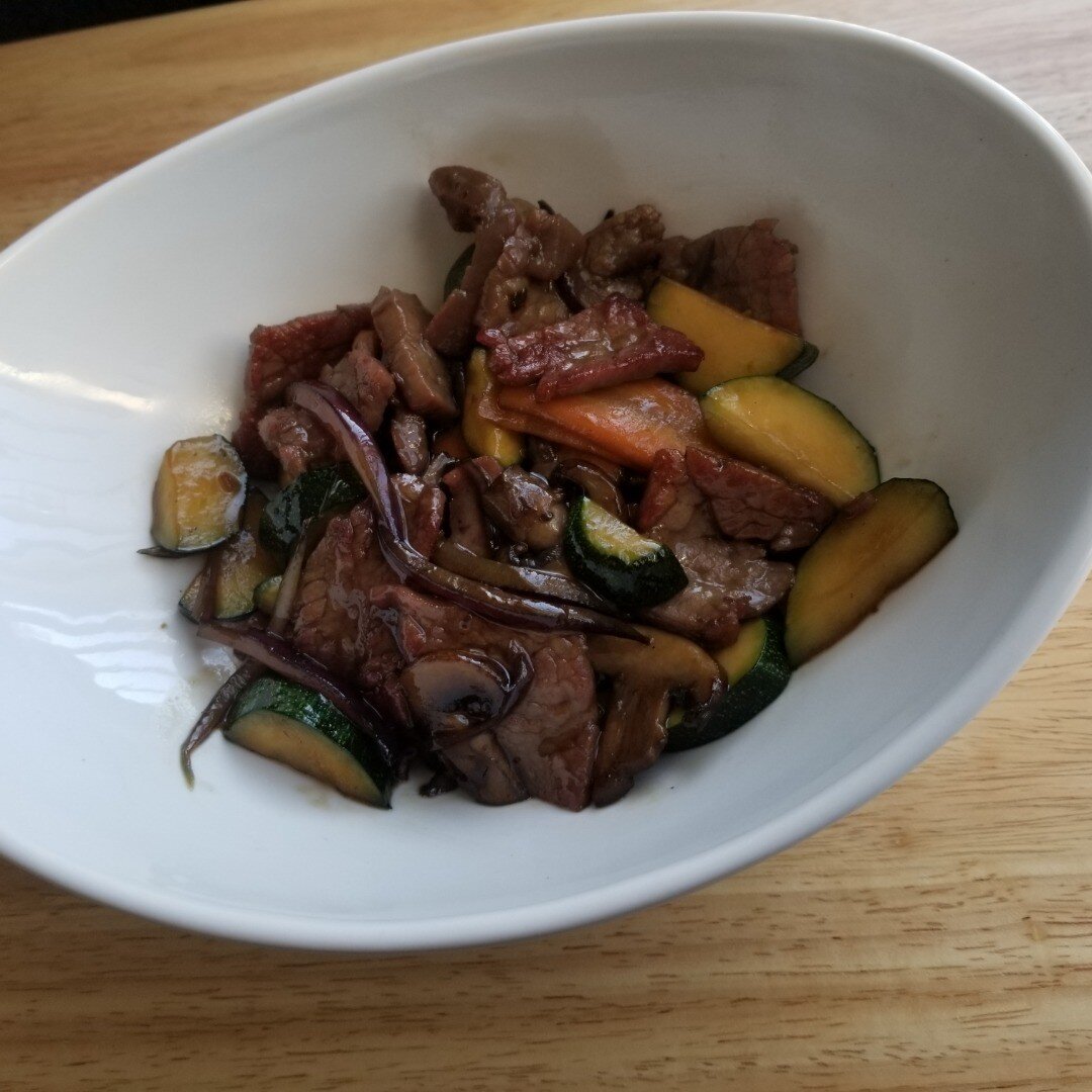 Beef with oyster sauce - flank steak velveted with baking soda and then wok fried with carrots, zucchini, mushrooms, onions and oyster sauce. #beef #chinesefood #personalchef