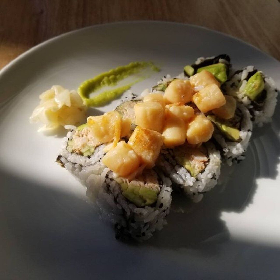 Baked Scallop California Roll - Fresh bay scallops mixed with mayo and baked, then placed  on top of a traditional California roll of real crab meat, avocado, and cucumber. Served with pickled ginger and wasabi. #sushi #bscr #californiaroll #scallops
