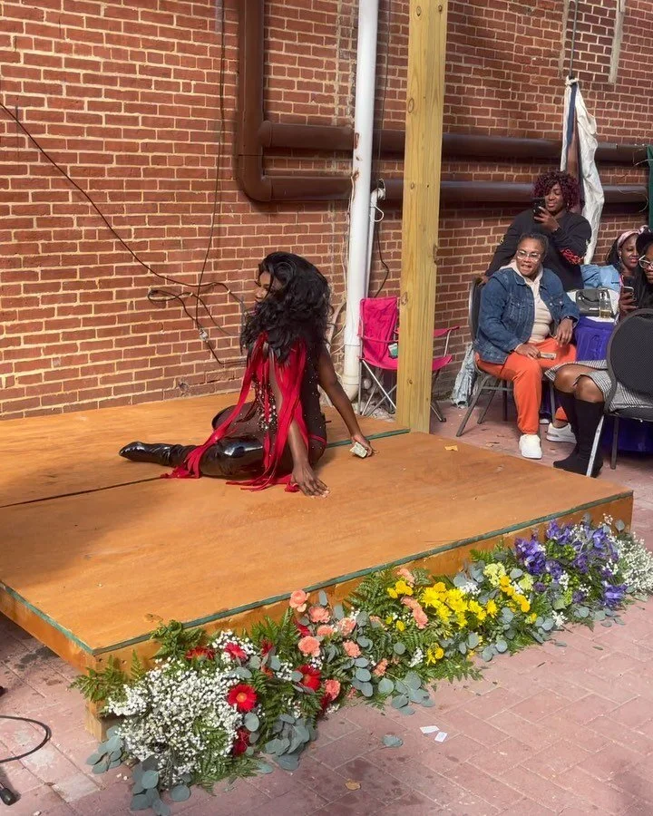 This weekend florals included color inspired stage decor for @officialblackartsdistrict Drag brunch, celebrating Black pride!