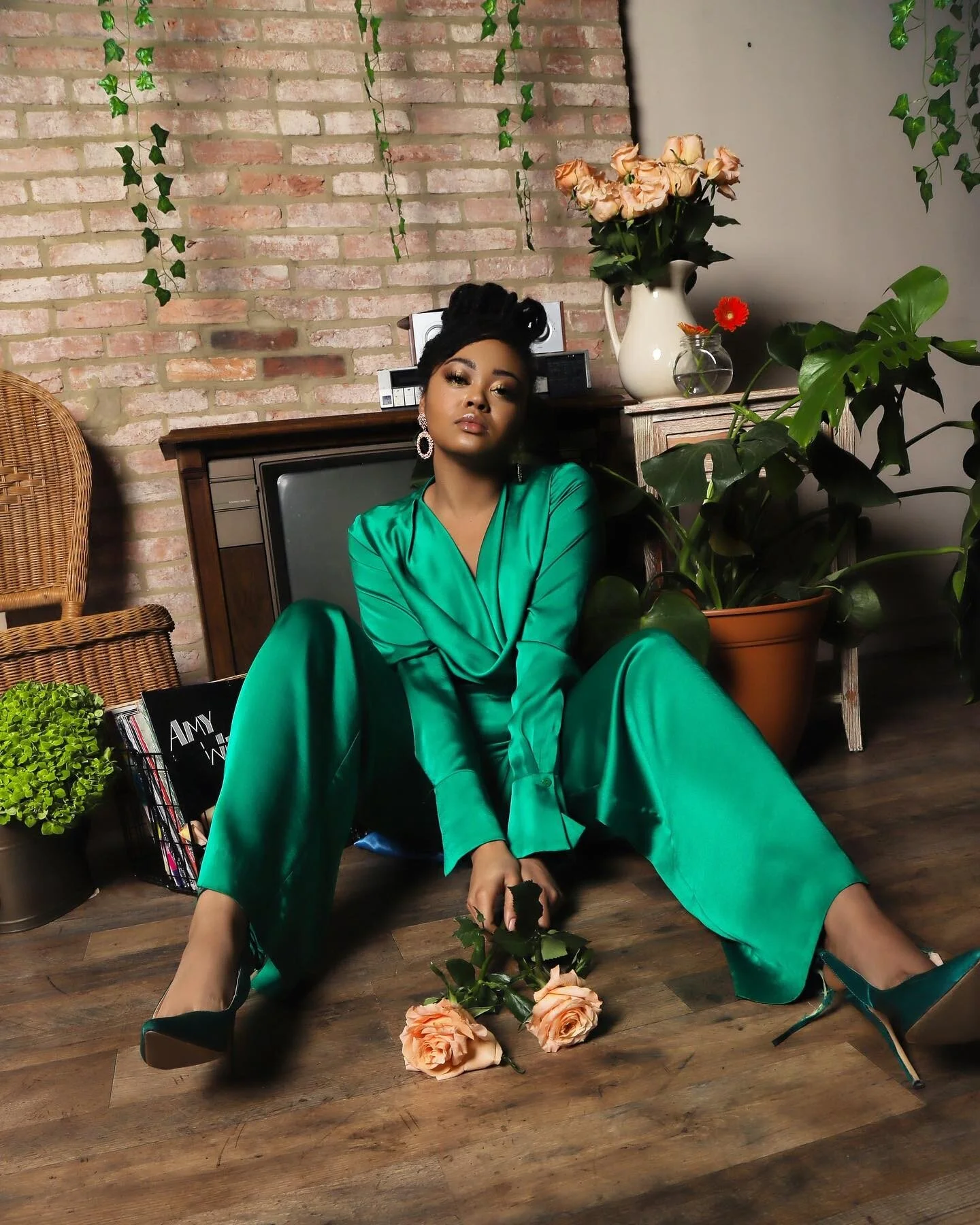 POV: you&rsquo;re sitting in your room wondering what you&rsquo;re gonna do for Valentine&rsquo;s Day...just wait, rhythm and bloom has you covered! 

.
.
.
Model: @pg.click 
Stylist: @visionaryxfashion 
Flowers and set design: @rhythmxbloom 
Shot at