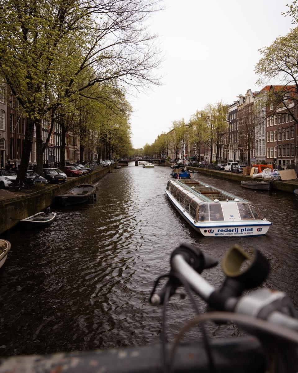 It wouldn&rsquo;t be a trip to Amsterdam without sharing photos of the many, many canals! After all, there&rsquo;s a reason it&rsquo;s called the Venice of the North. Did you know it has over 100kms of canals?