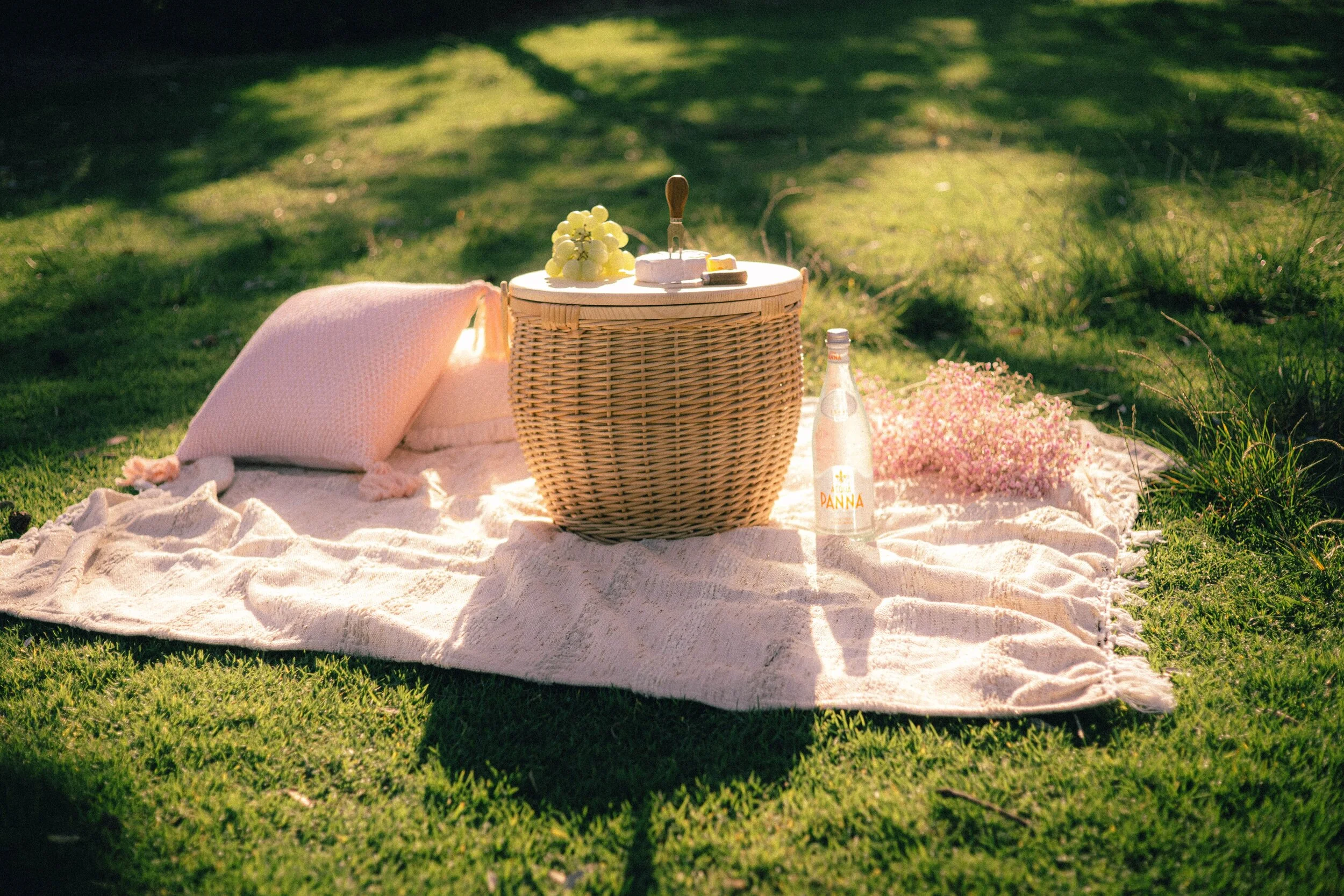 straw picnic baskets