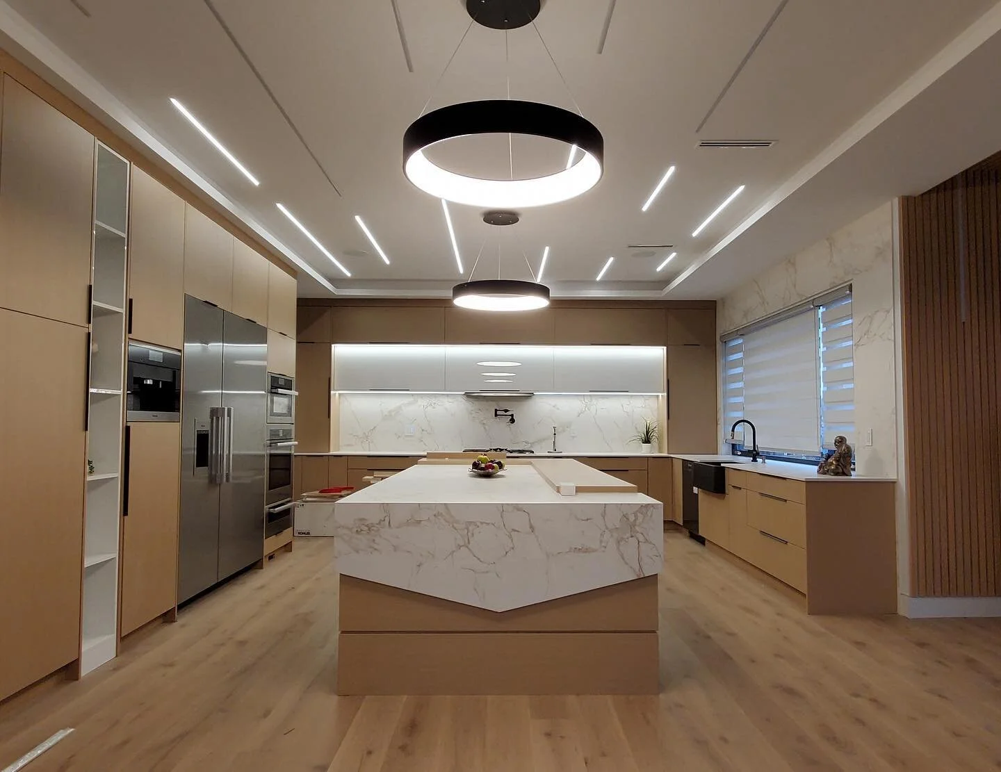 Simple and clean LED strip lights that can brighten any kitchen.
.
.
.
.
.
#kitchenlighting #kitchenmakeover #lightinginspiration #lightingdesign #lightingideas #ceilinglight #ledstriplighting #customlighting #microlightled