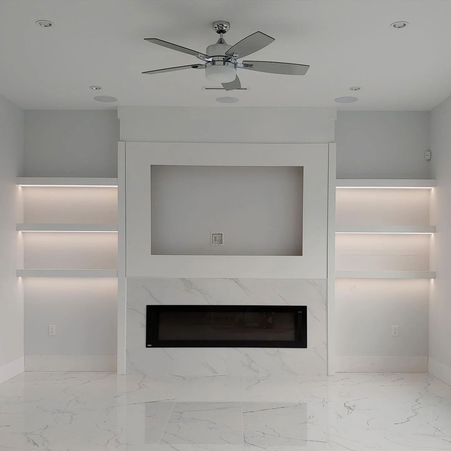 Integrated shelf lighting.
.
.
.
.
.
#lightinginspiration #lightingdesign #lightingideas #shelflighting #shelfstyling #cabinetlighting #ledstriplighting #customlighting #microlightled