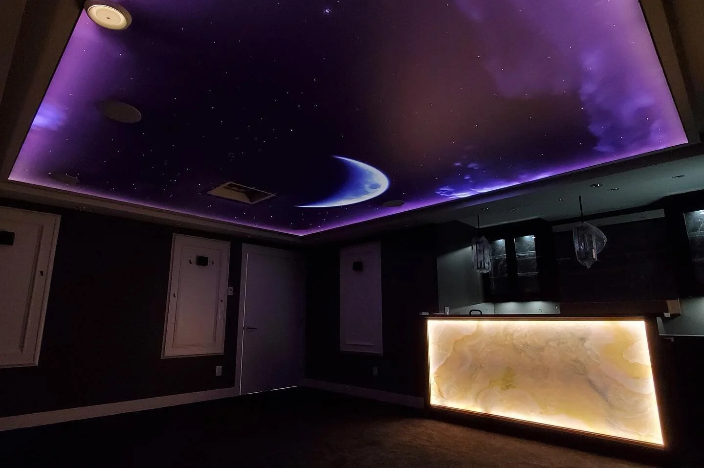 Use light to create an ambience for any mood. Just adjust the brightness and colour.
.
.
.
.
.
#stretchceiling #ceilinglight #barlighting #sparkle #opticalfiber #opticalfiberlight #lightinginspiration #lightingdesign #lightingideas #customlighting #m